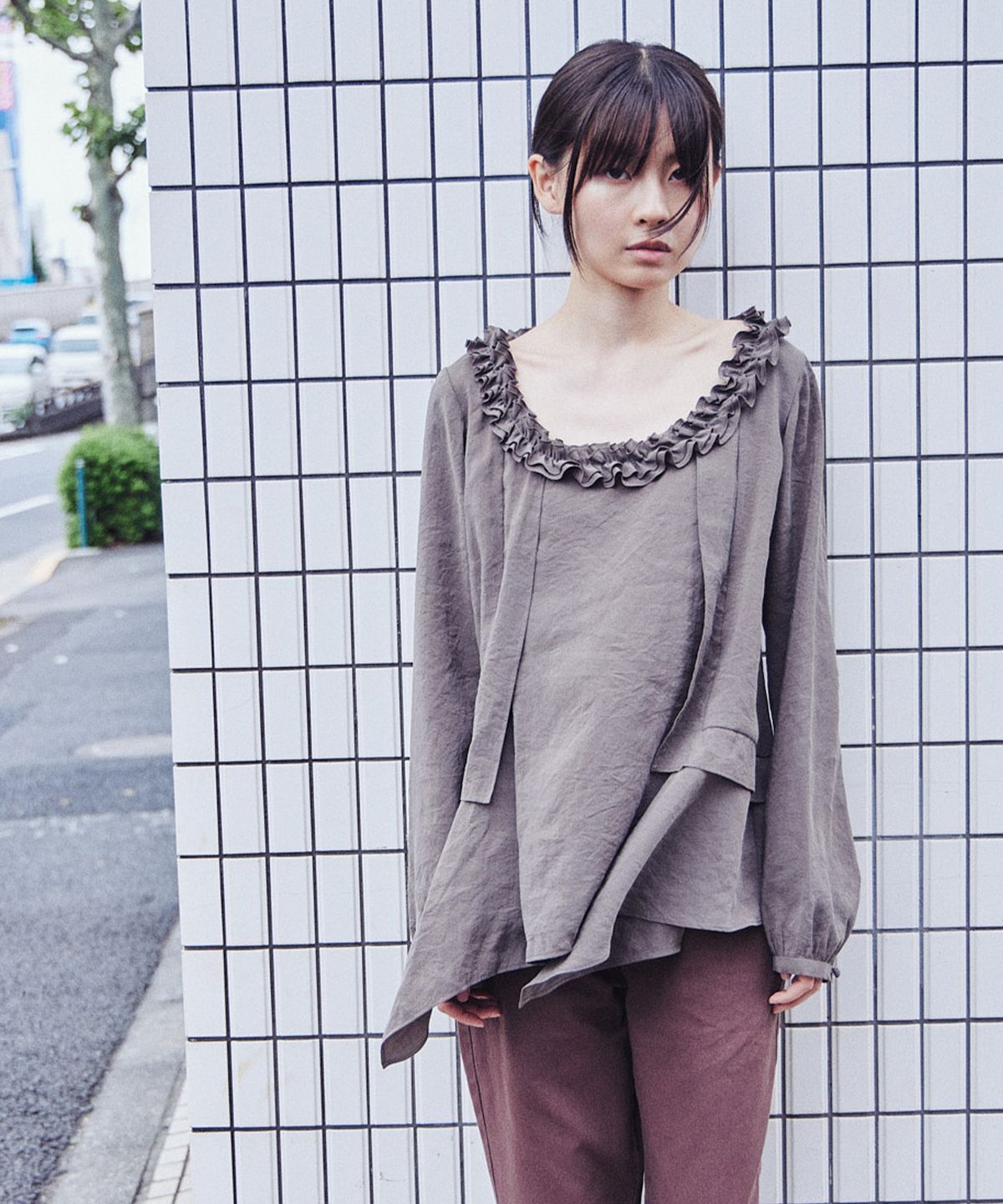 태리스(TAERIS) RUFFLE NECK ASYMMETRIC BLOUSE_KHAKI GRAY