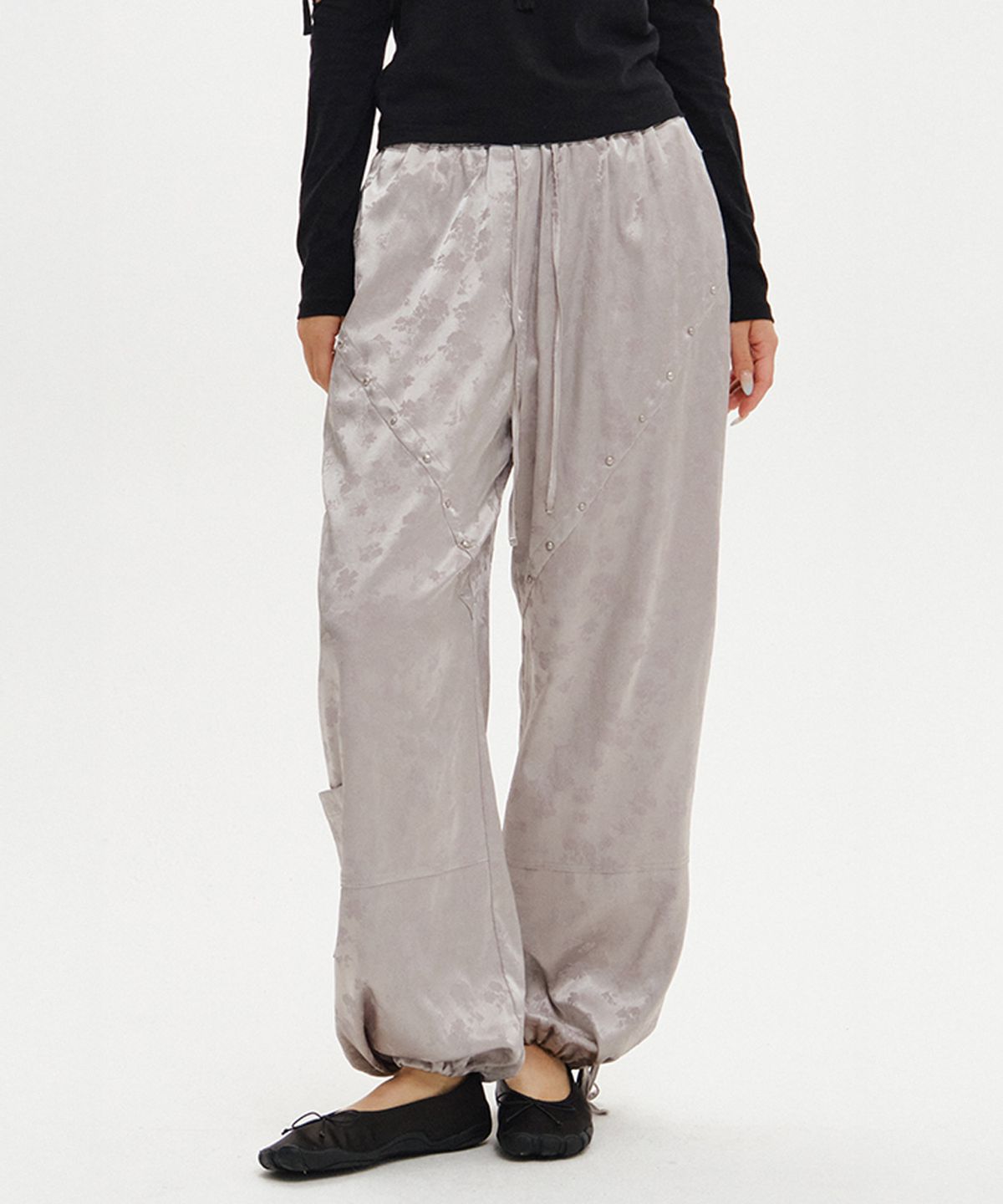소르비(SORBEE) FLORAL SATIN STUD PANTS / SILVER