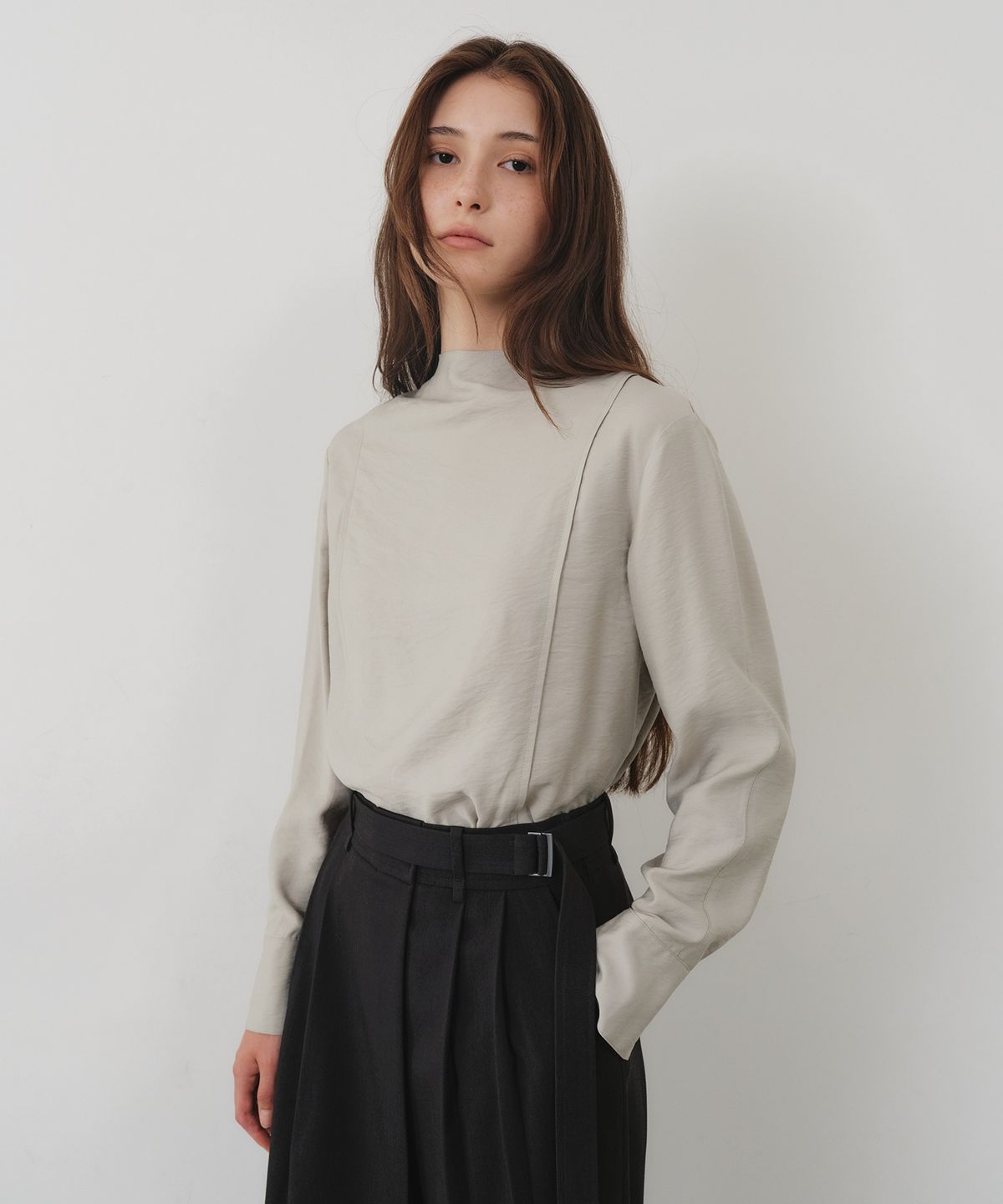 올리브 데 올리브(OLIVE DES OLIVE) 모크넥 뒷리본 블라우스 OW6AB9190