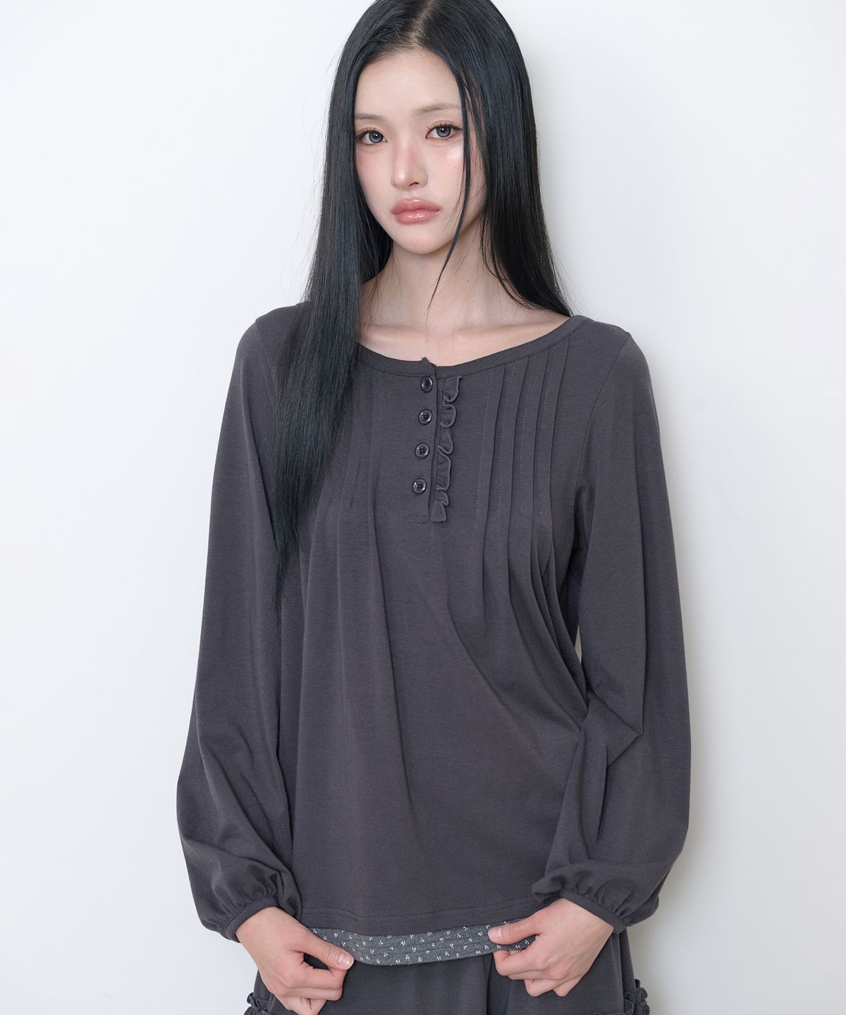 일리고(ILLIGO) 플로럴 배색 버튼 탑 차콜