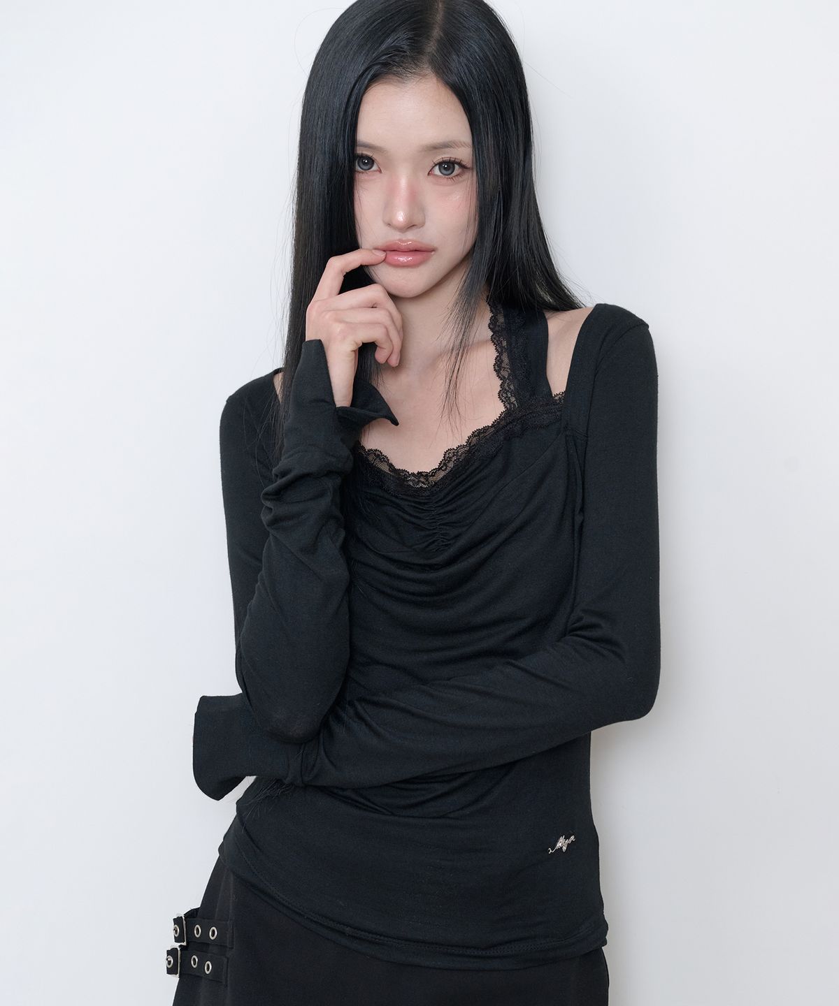 일리고(ILLIGO) 카울 레이스 롱슬리브 블랙