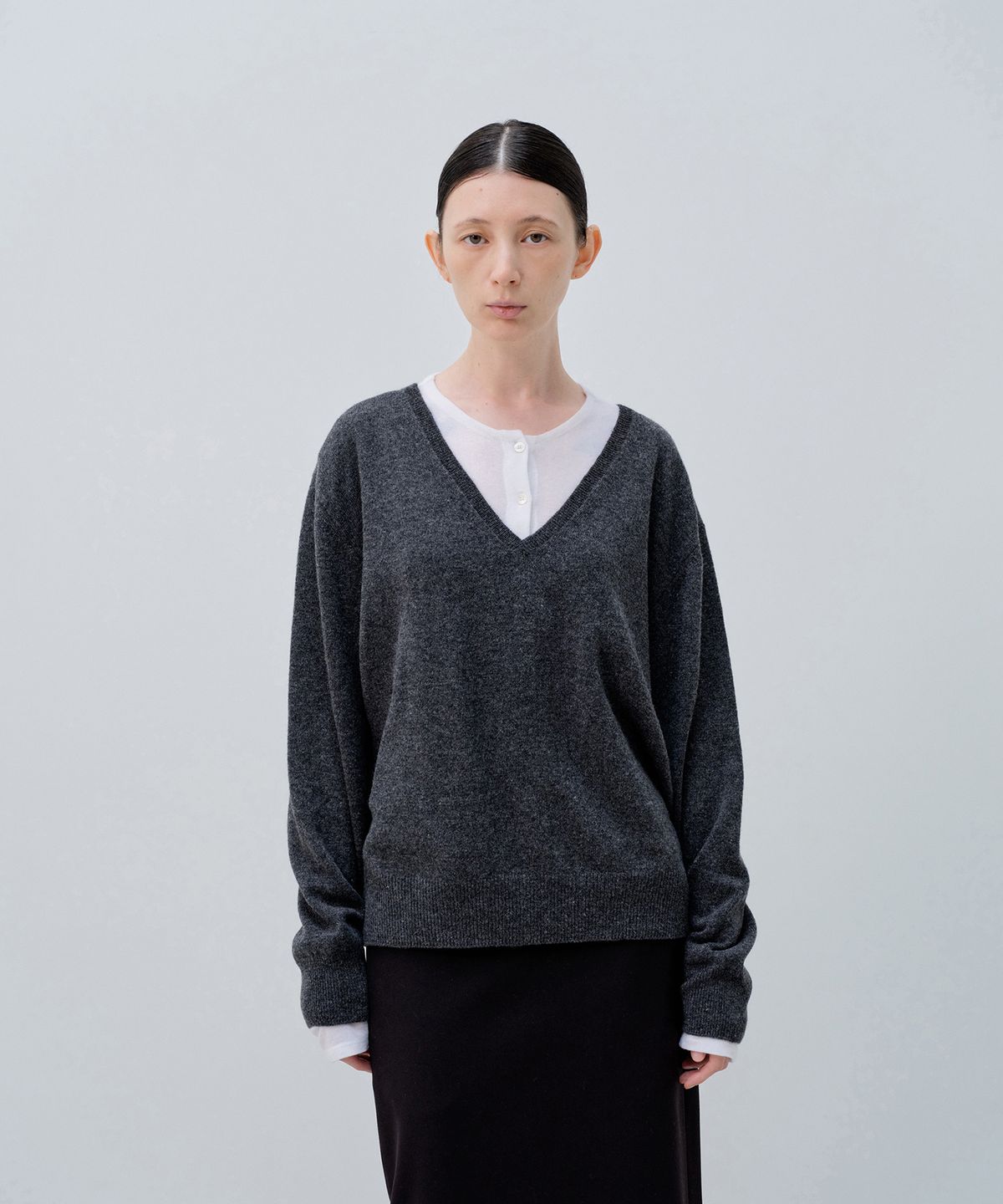 노티아(NOTIA) WOOL 100 DEEP V KNIT PULLOVER_CHARCOAL