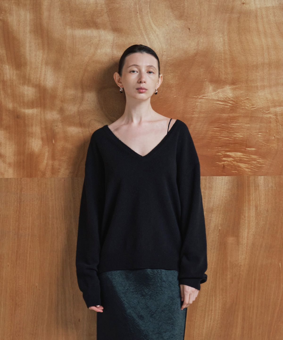 노티아(NOTIA) WOOL 100 DEEP V KNIT PULLOVER_BLACK