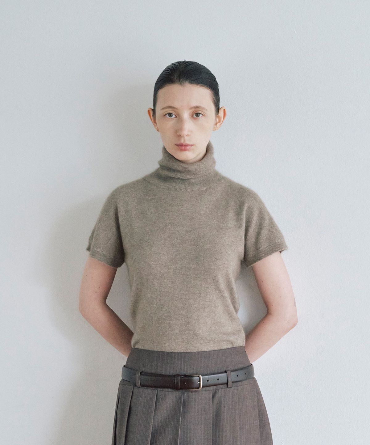 노티아(NOTIA) CAP SLEEVE TURTLENECK KNIT_BEIGE