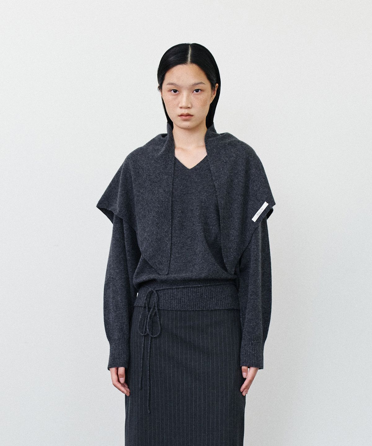 노티아(NOTIA) WHOLE GARMENT V NECK KNIT_CHARCOAL