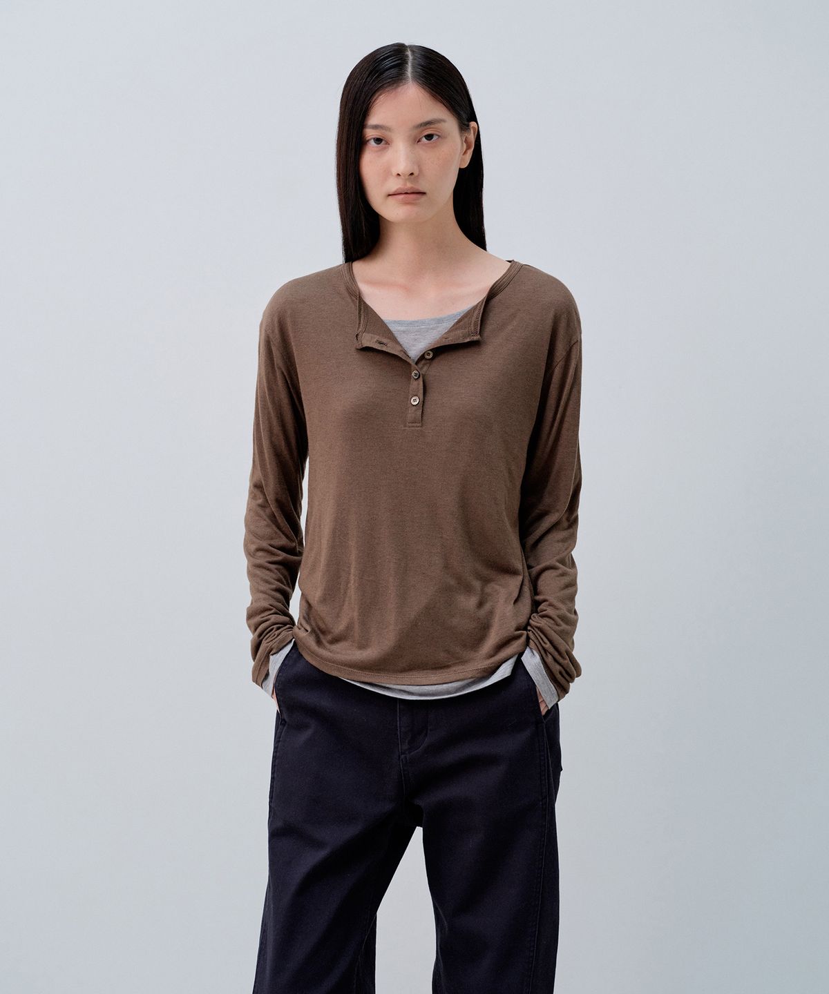 노티아(NOTIA) HENRY NECK T SHIRTS_BROWN
