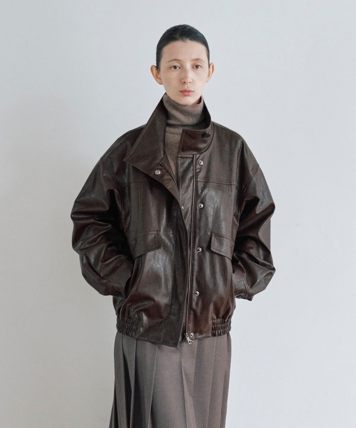 노티아(NOTIA) OUT POCKET HIGH NECK LEATHER BLOUSON_BROWN