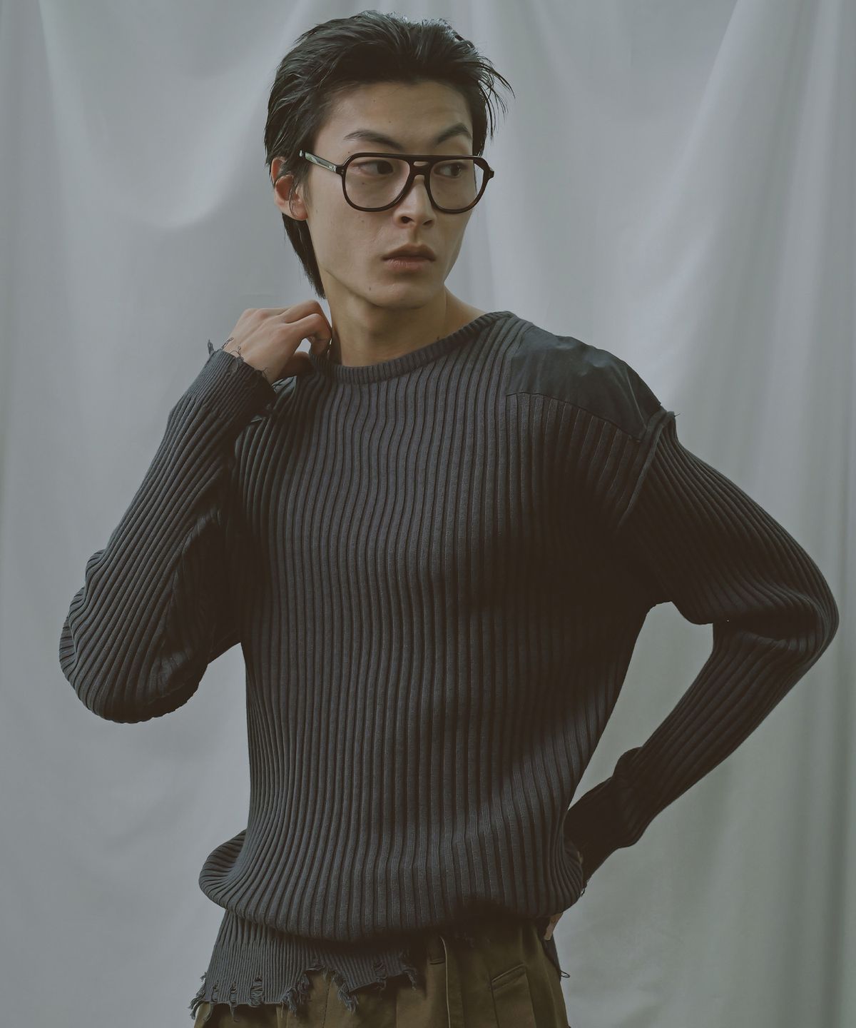 비욘드클로젯(BEYOND CLOSET) [COLLECTION LINE] 디스트레스드 밀리터리 패치 니트 네이비