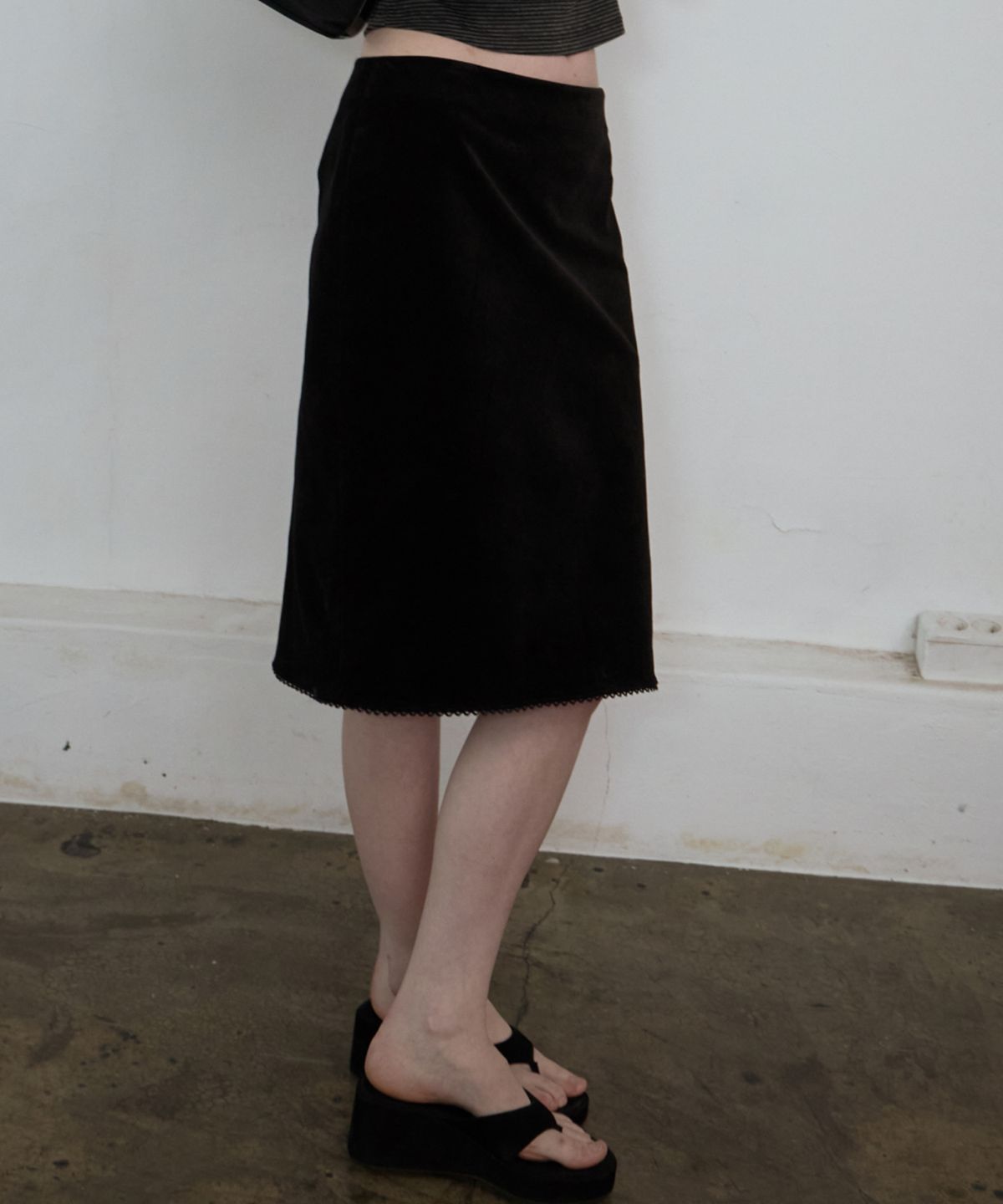 엘무드 우먼(LMOOD WOMEN) KATIE Velveteen Cotton Midi Skirt Black