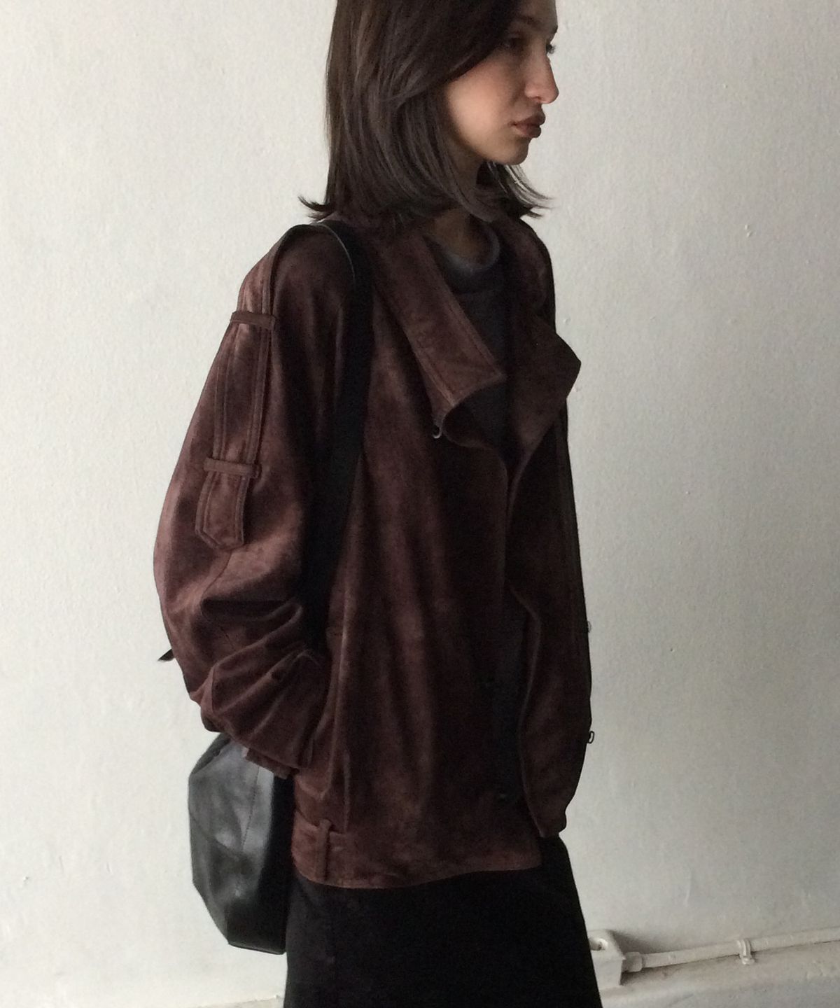엘무드 우먼(LMOOD WOMEN) NOIR High-Neck Suede Jacket Mahogany
