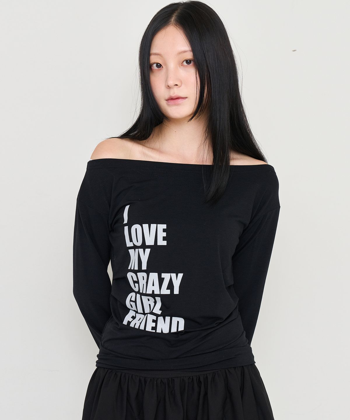 아워세이아워(OURSAYSOUR) 루즈핏 크롭 원숄더 롱슬리브 블랙