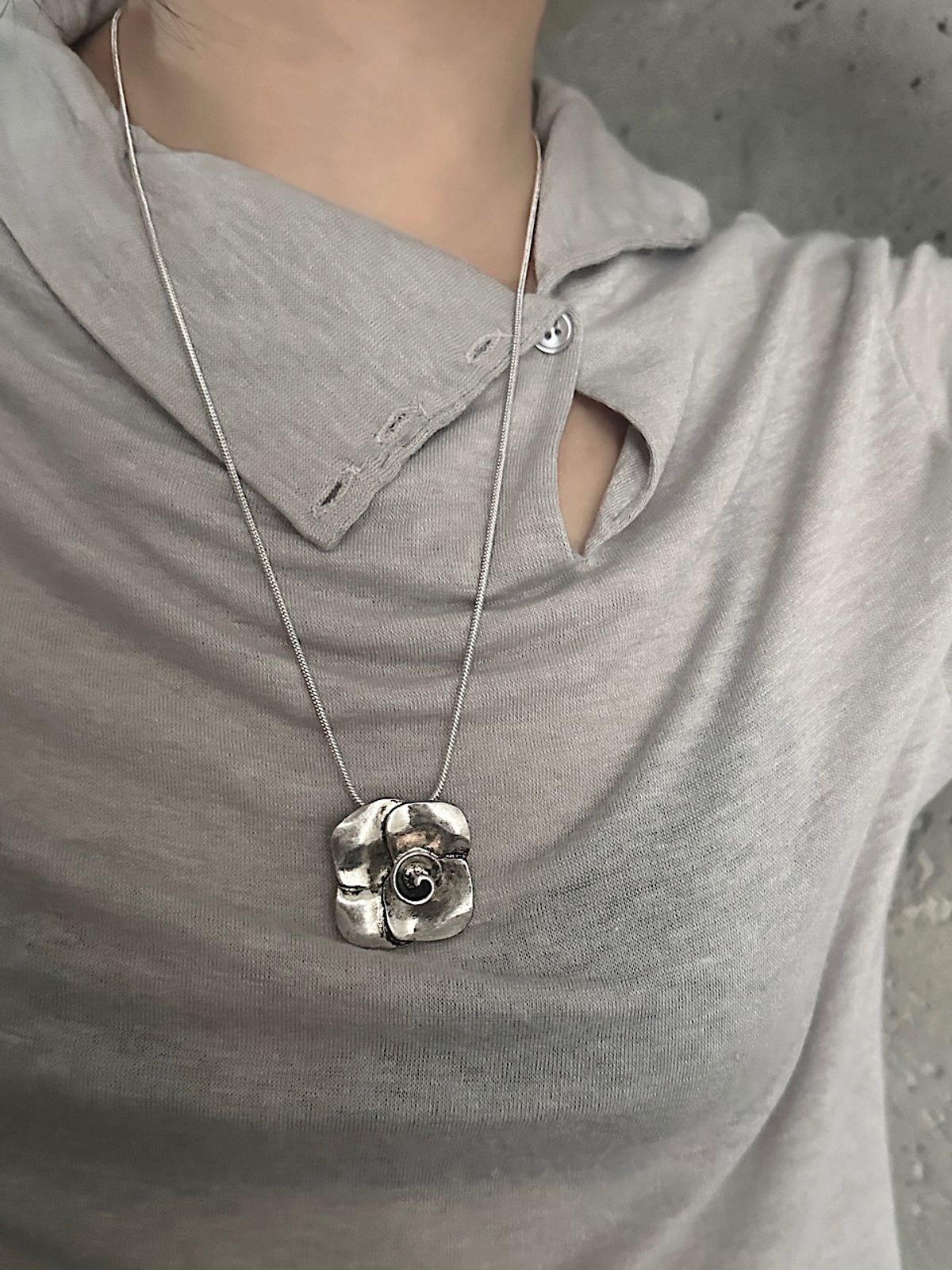아포엠(APOEM) Vintage Spiral Flower Necklace