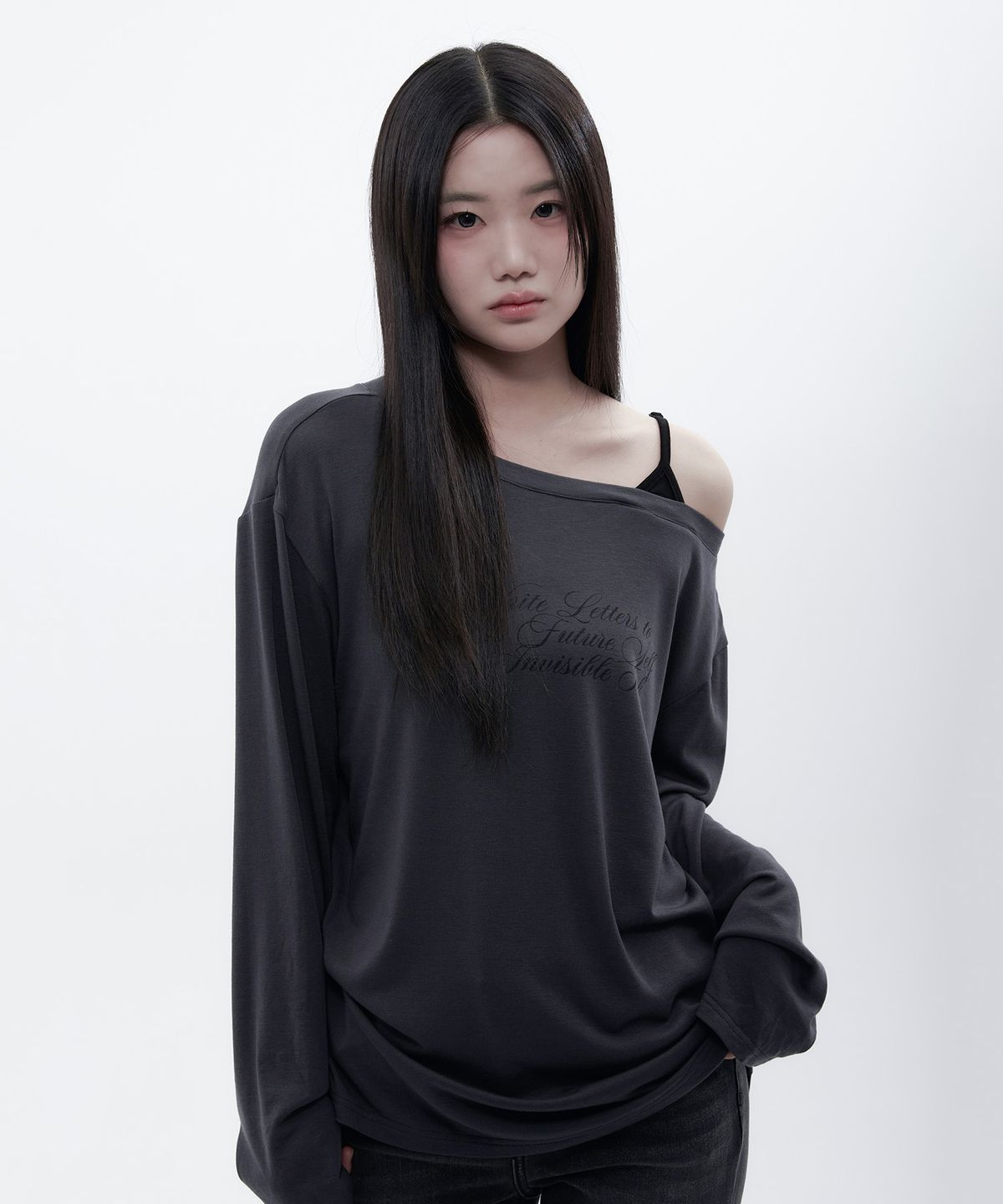 알키알카(ALKI ALKA) Cami Layered Lettering Tee (Charcoal)_ALKAS01557