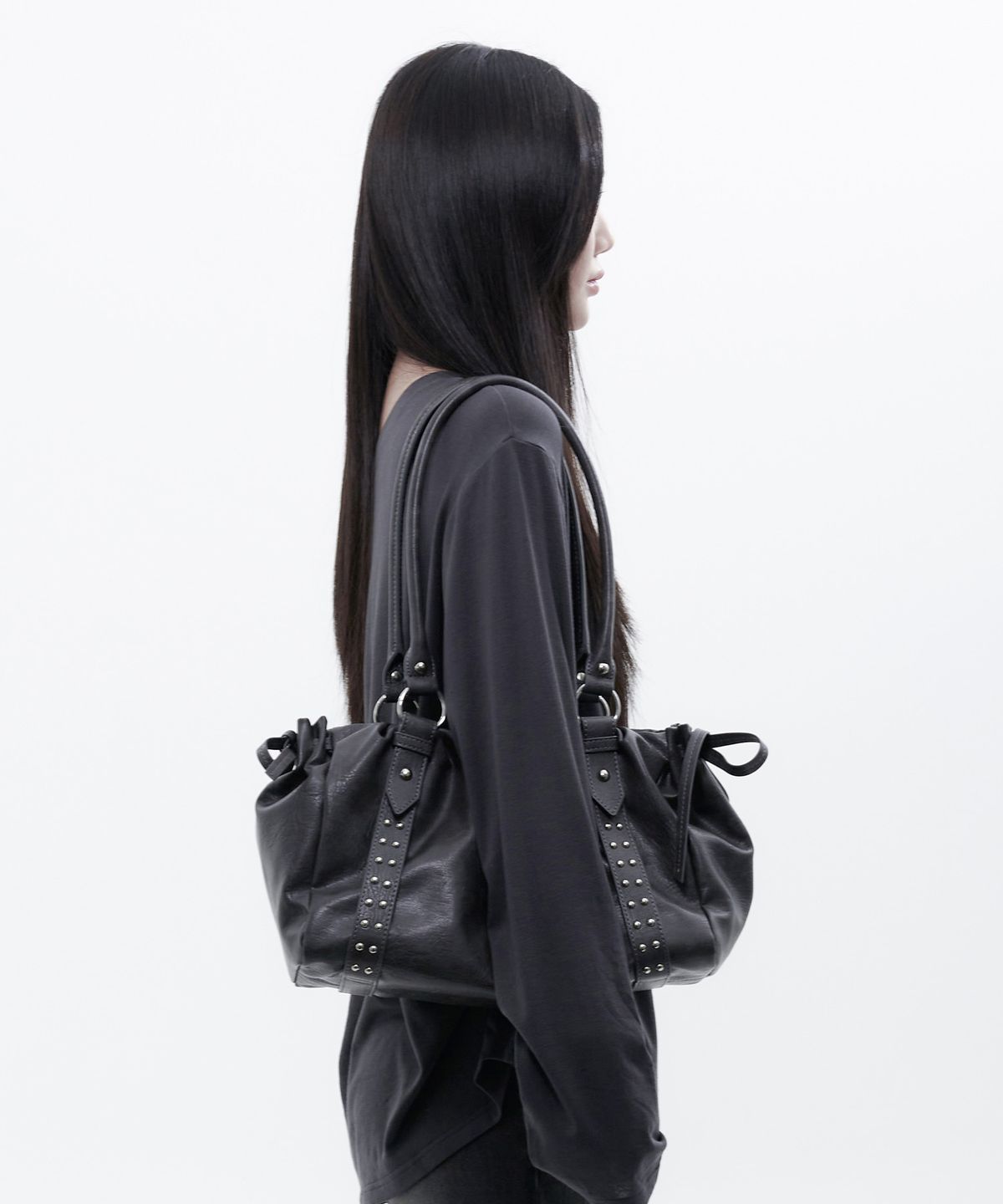 알키알카(ALKI ALKA) Studded Ruched Bag (Charcoal)_ALKAS01552