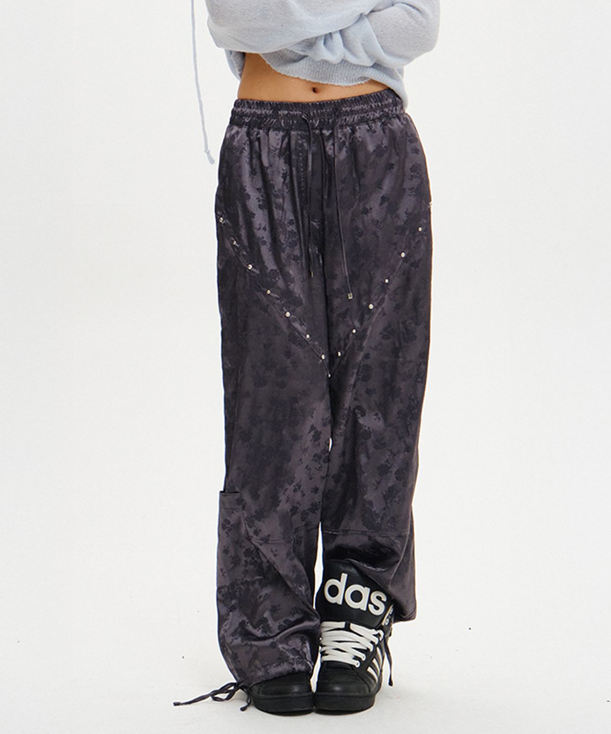 소르비(SORBEE) FLORAL SATIN STUD PANTS / CHARCOL