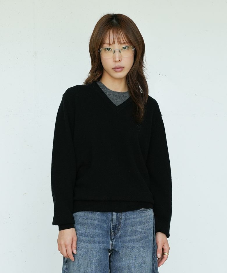 LAYERED V-NECK KNIT [BLACK]