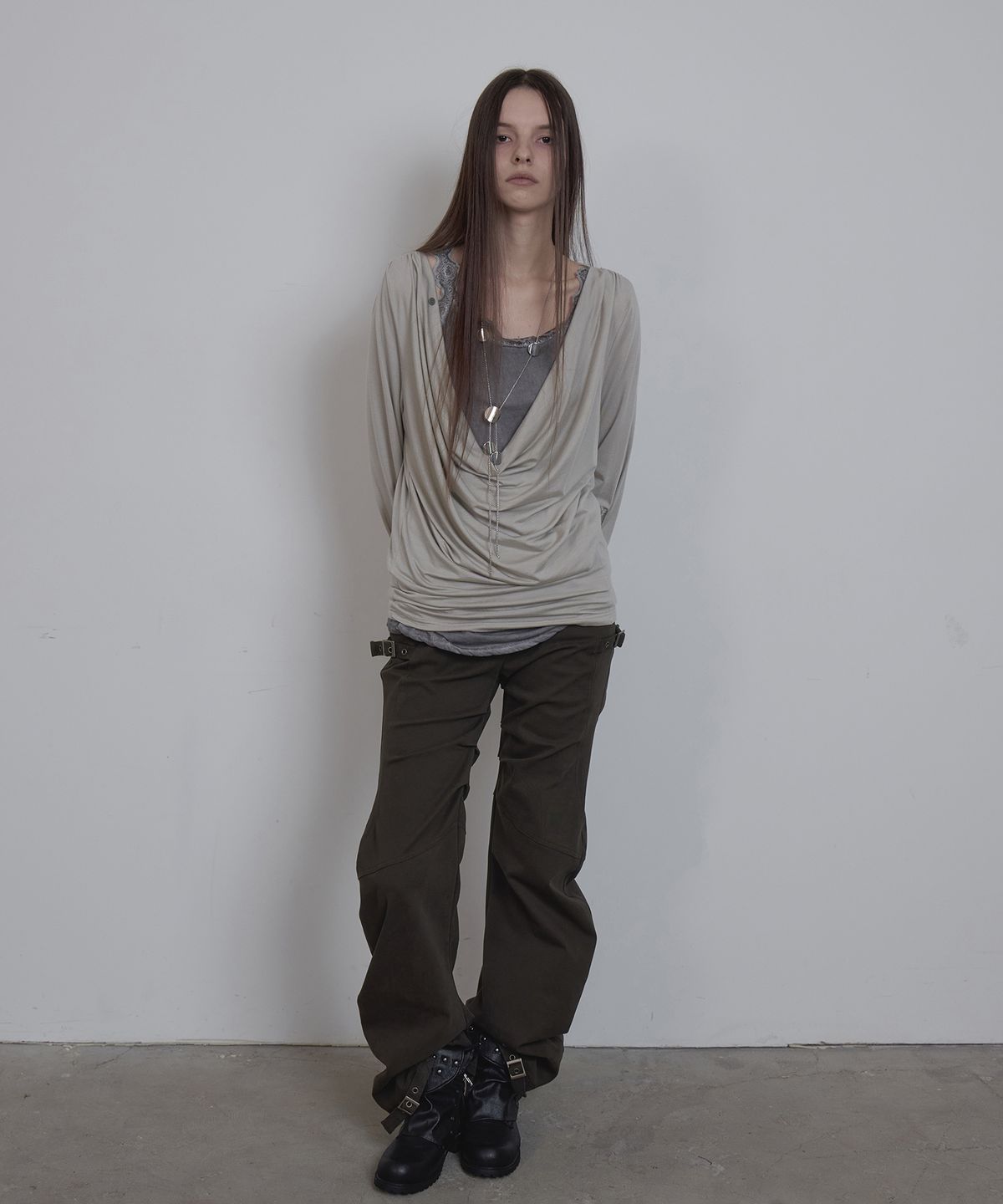애시메트리(ASYMMETRY) BELT CURVED PANTS / KHAKI