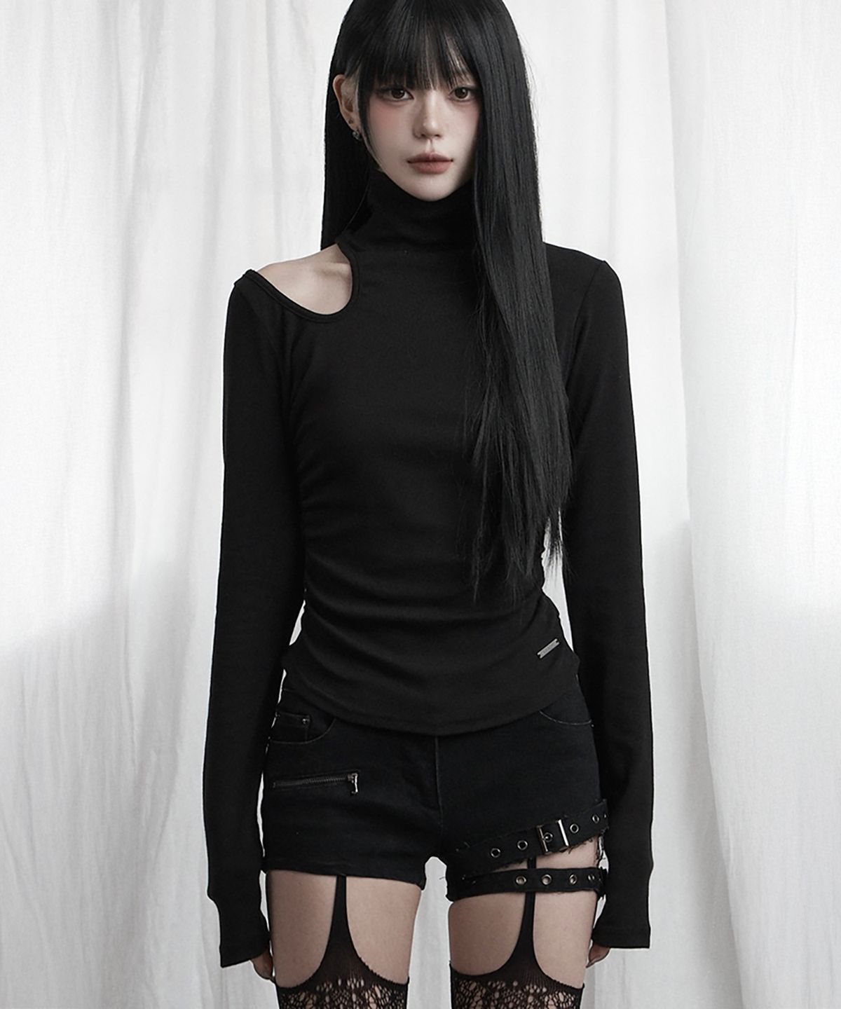 에트오소메(ETRE AU SOMMET) High Neck Shoulder Cut-Out Top (Black)