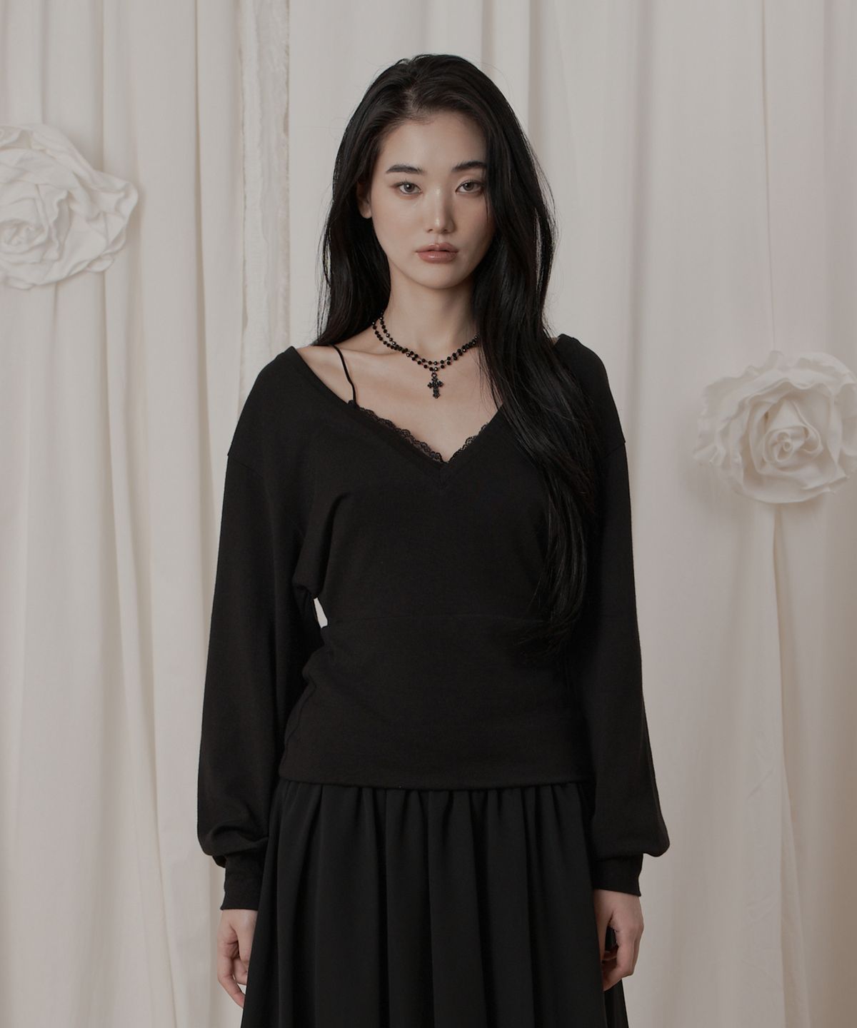 일리오(ILLIO) Black shaped layered V-neck knit
