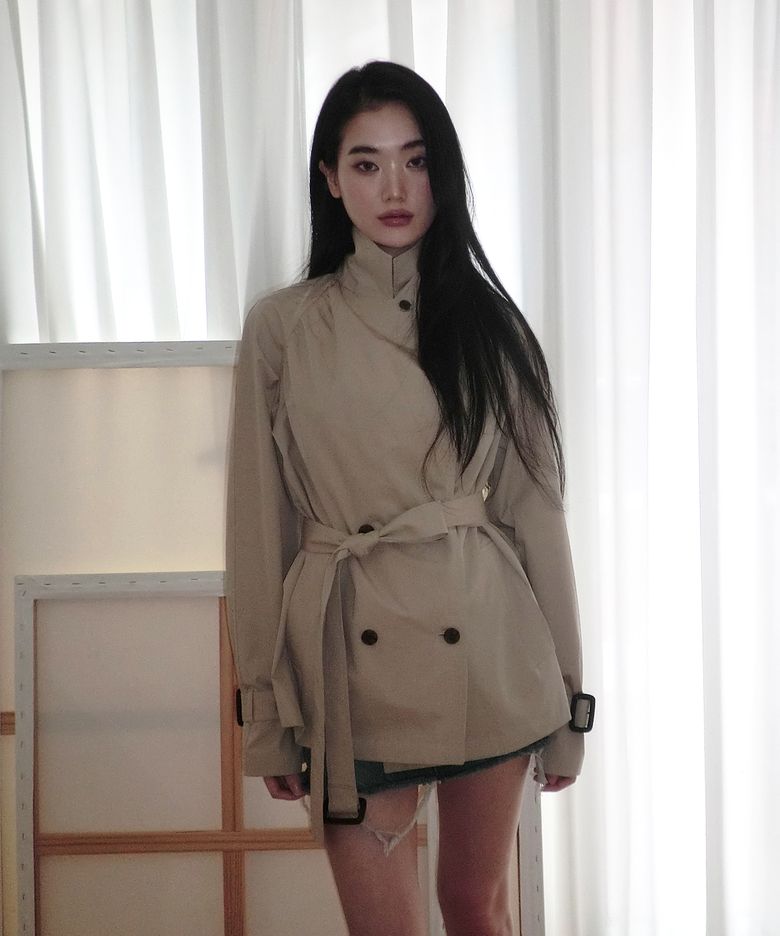 Beige Shirring half trench coat