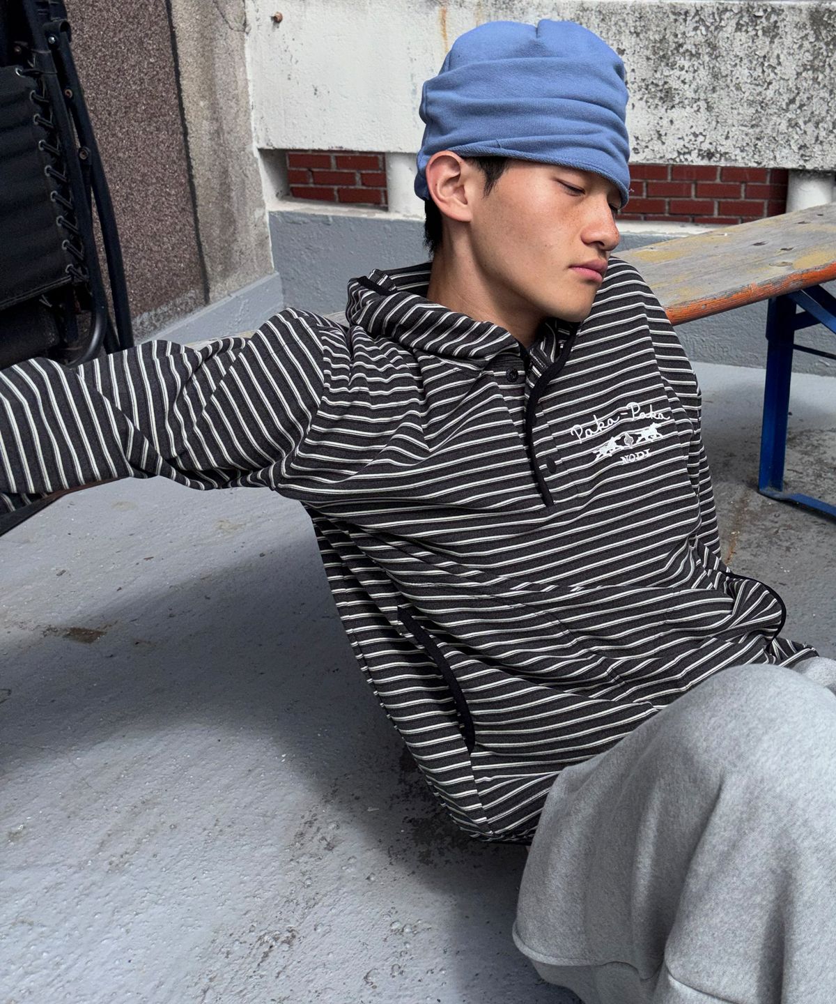 노디(NODI) 멀티 스트라이프 플리스 후디 차콜