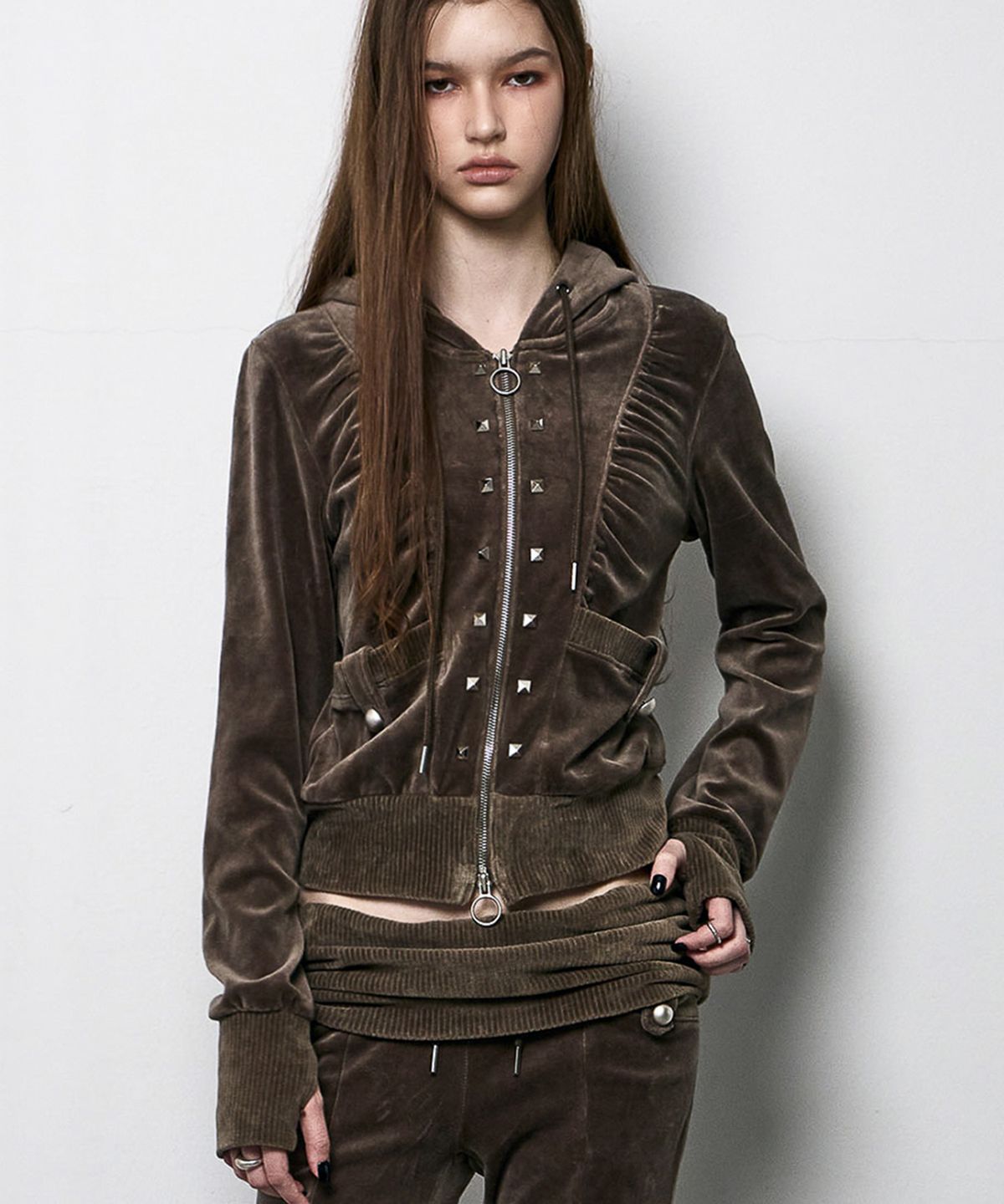 낫노잉(NOTKNOWING) Stud Velour Hood Zip Up (KHAKI BROWN)