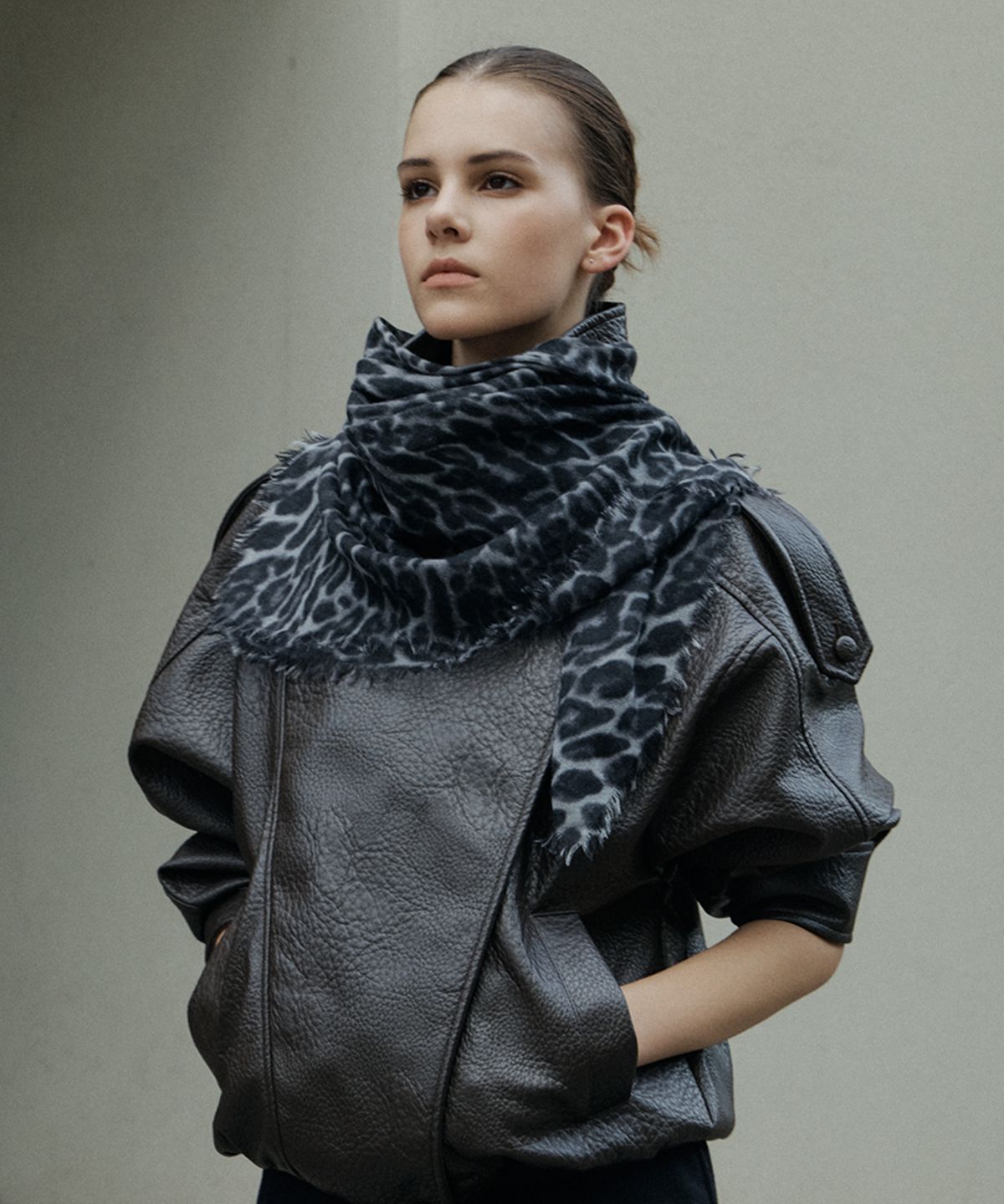 바니스뉴욕(BARNEYS NEWYORK) 26FW 캐시미어100 레오파드 스카프 그레이