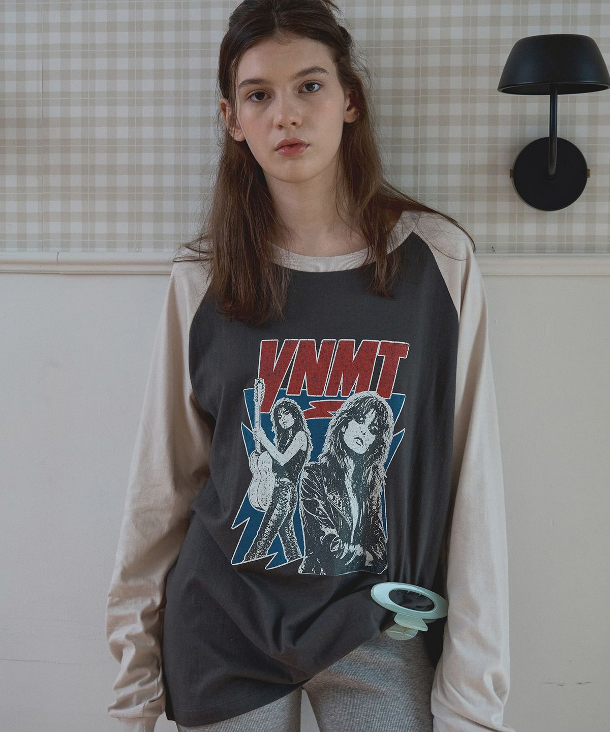 바니쉬먼트(VANISHMENT) 80s vnmt tour raglan long tee_light gray