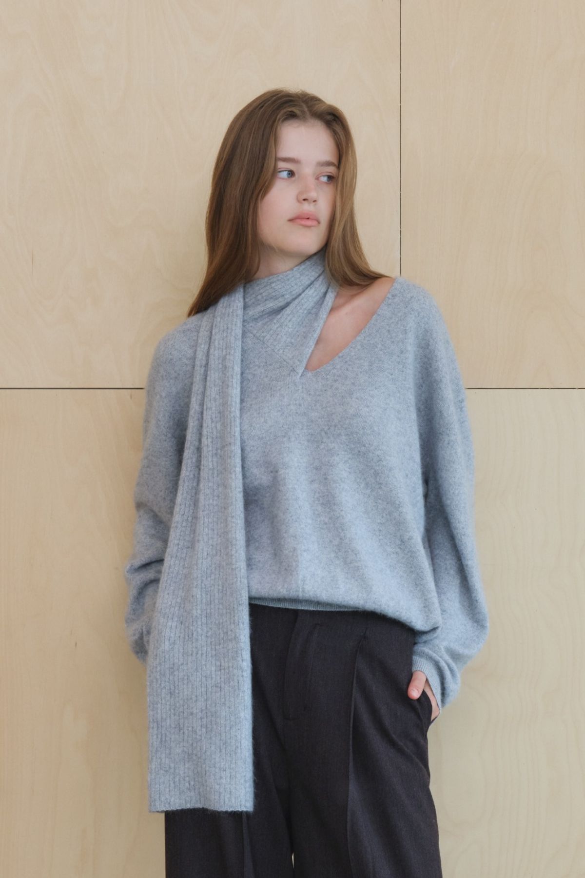 쿠메(KUMÉ) Raccoon Blend Muffler Knit Sweater, Light Gray