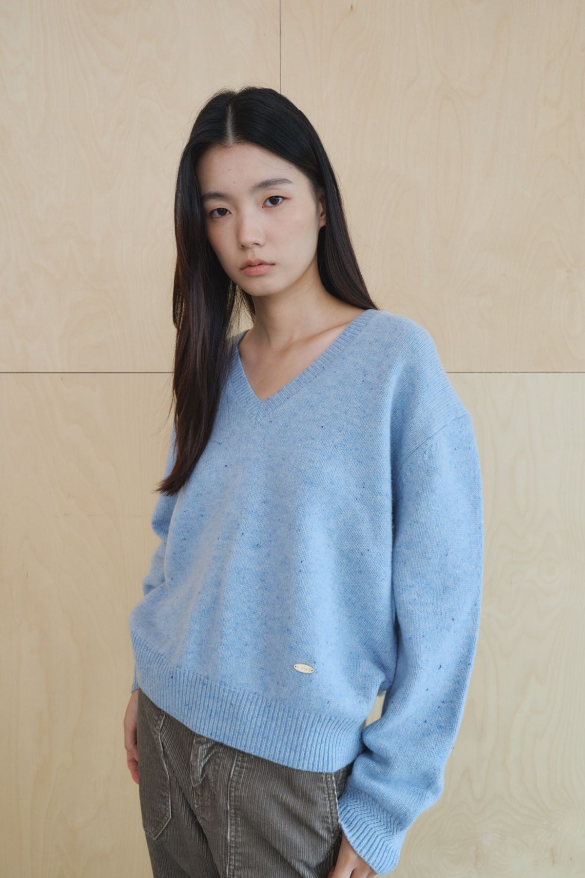 쿠메(KUMÉ) Wool Relaxed V-Neck Sweater, Light Blue