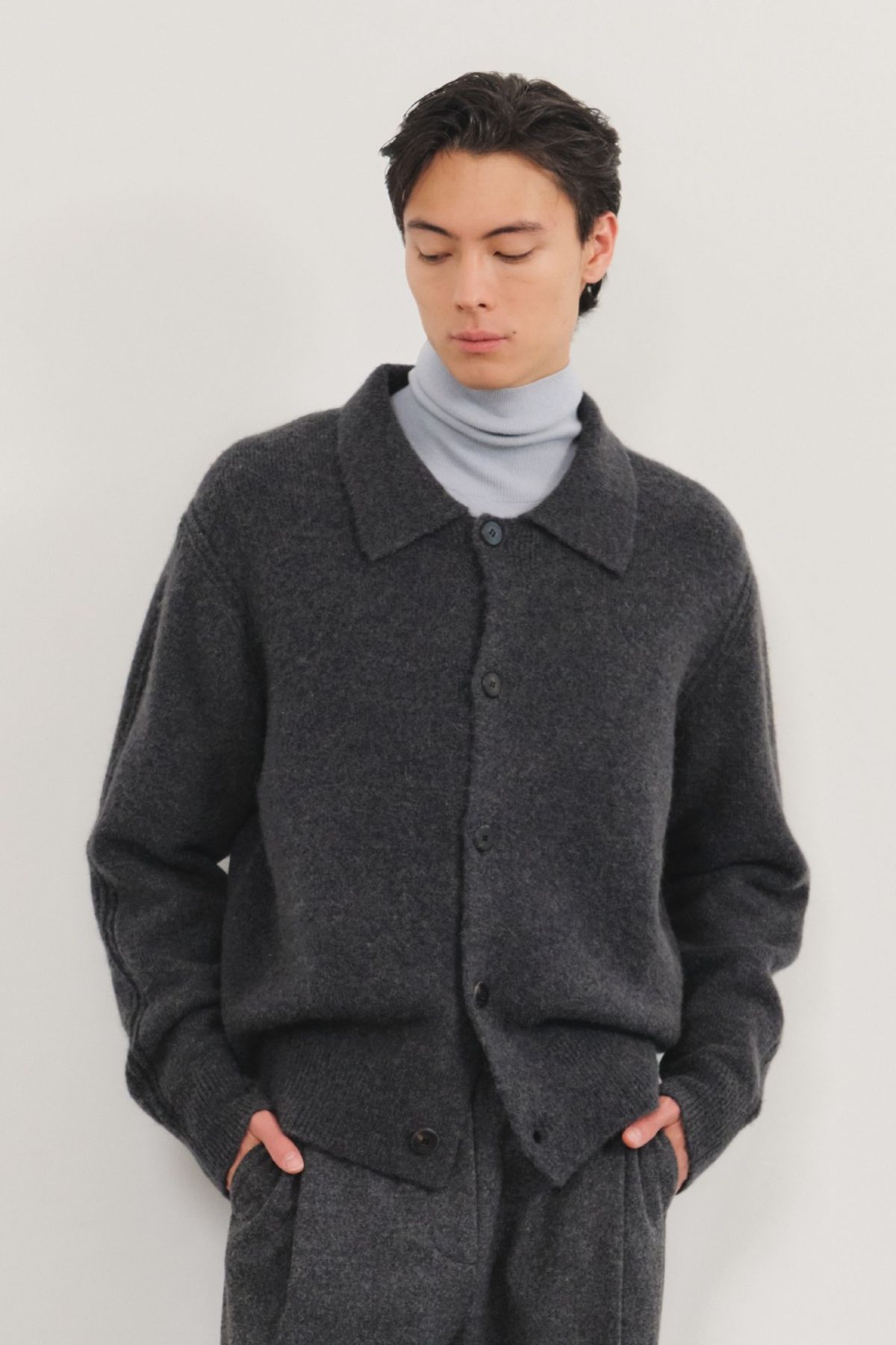 쿠메(KUMÉ) Men Alpaca Blend Collared Cardigan, Charcoal