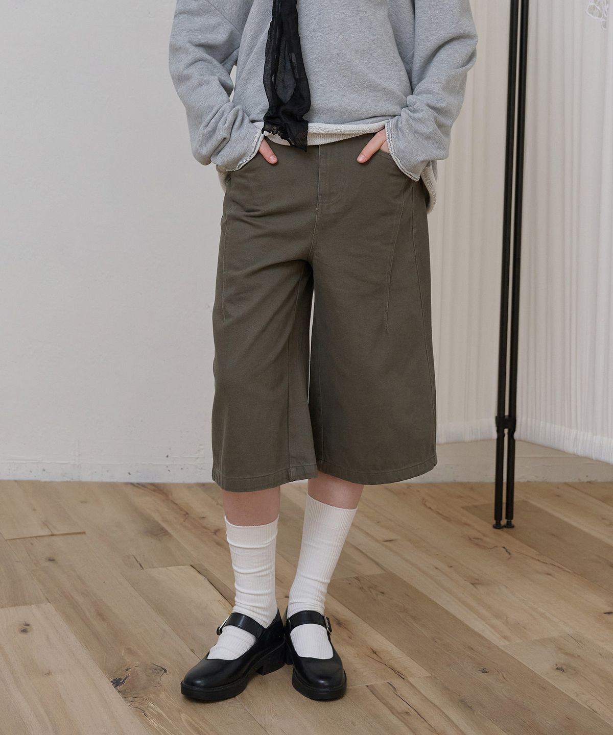 에이킷(AKEIT) Belted Capri Pants_Khaki