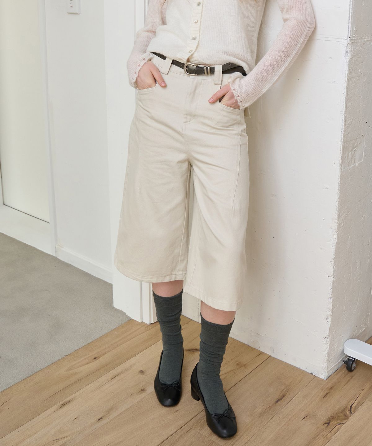 에이킷(AKEIT) Belted Capri Pants_Ivory