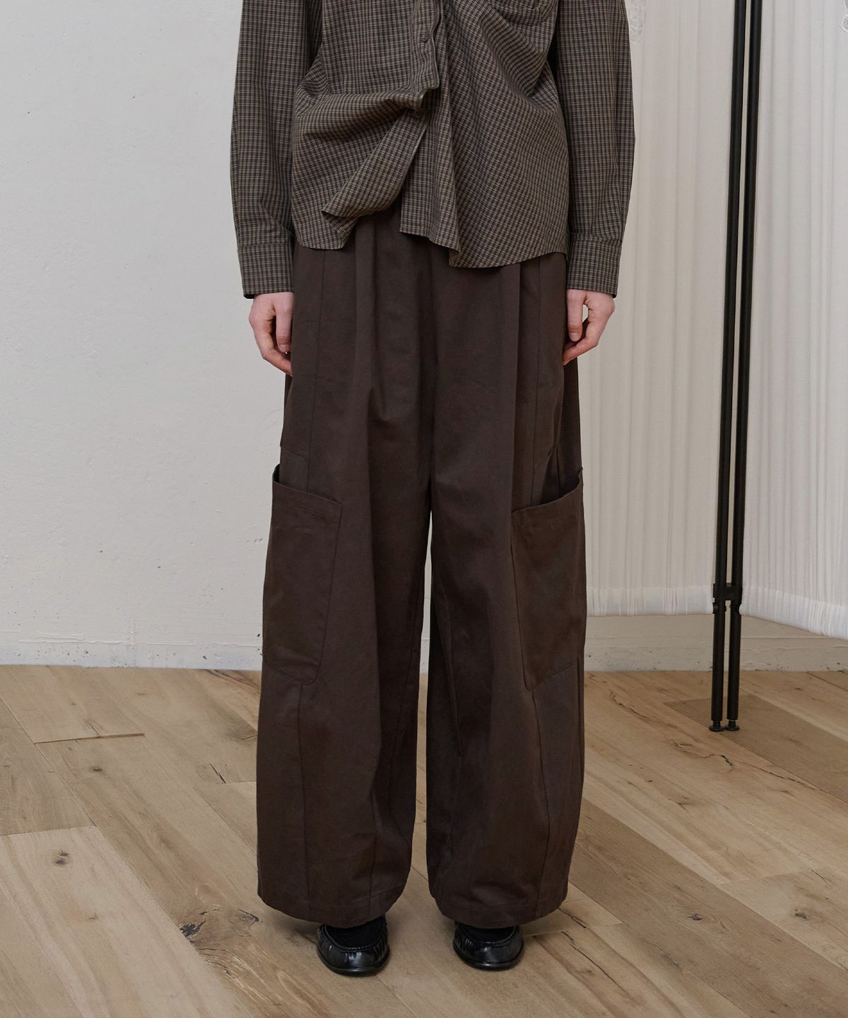 에이킷(AKEIT) Relaxed Cargo Pants_Brown