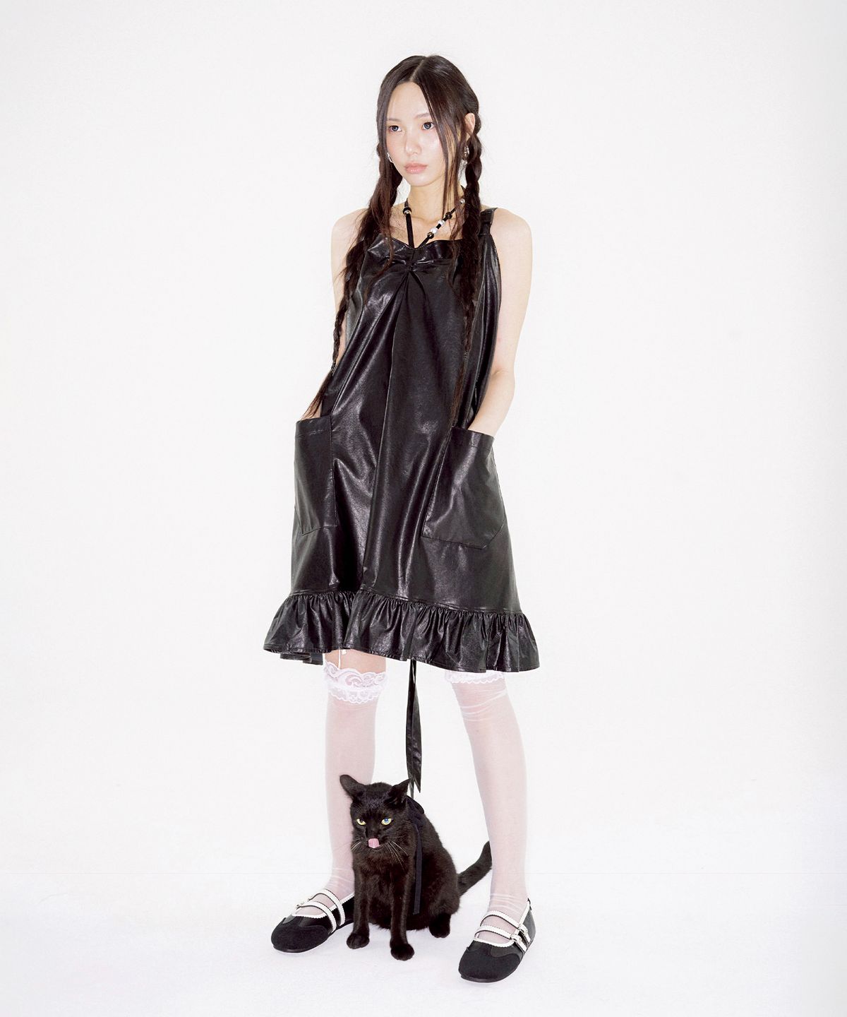 에이프런웨이(AIFERUNWAY) 레더미우 에이프런 원피스 2size
