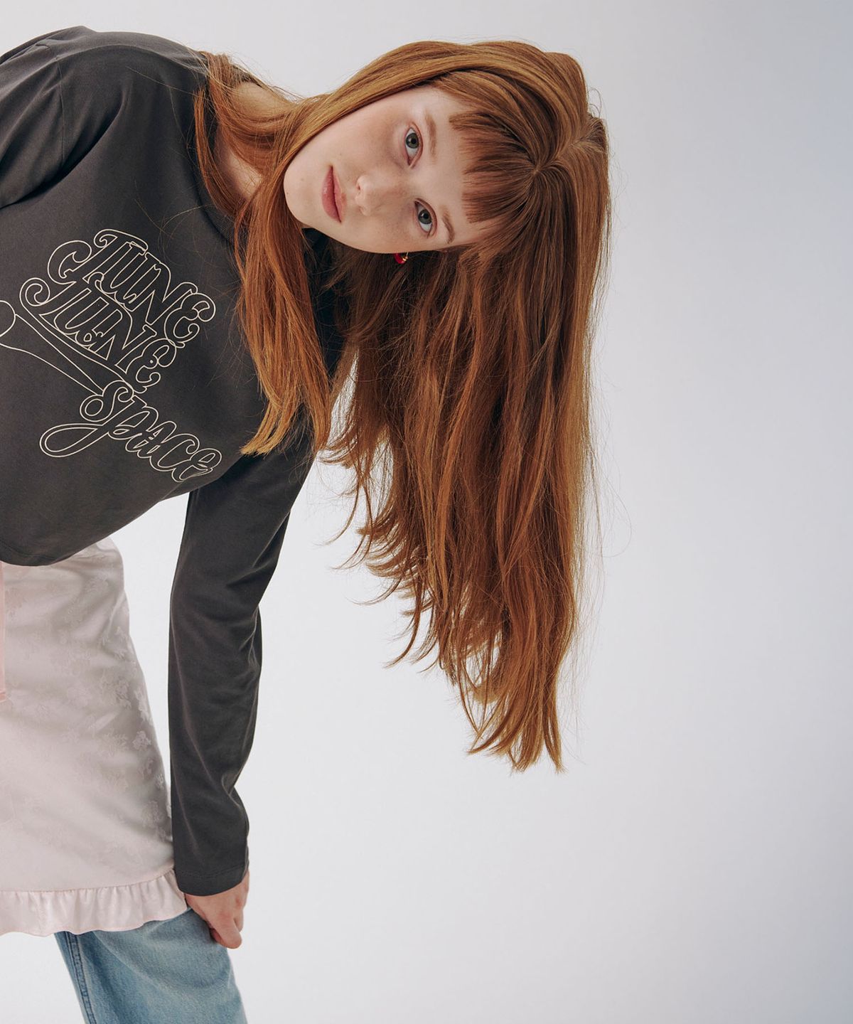 준준스페이스(JUNEJUNE SPACE) June Logo Crop tee_Dark Grey