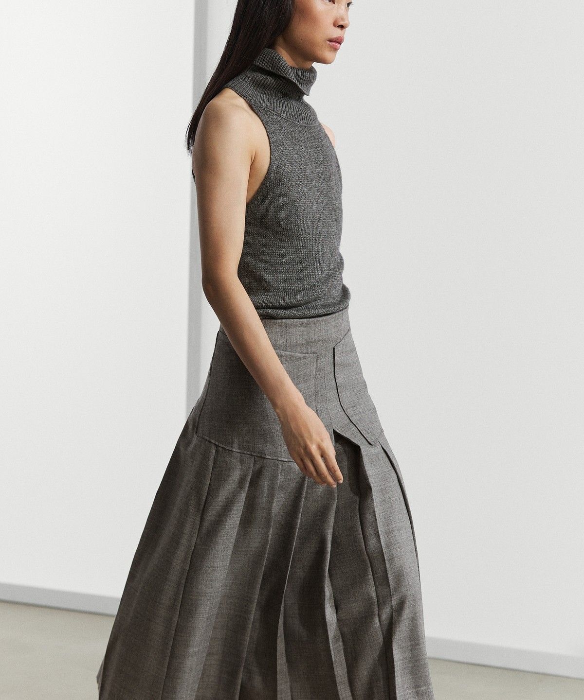 마시모두띠(MASSIMO DUTTI) 포켓 디테일 플리츠 미디 스커트