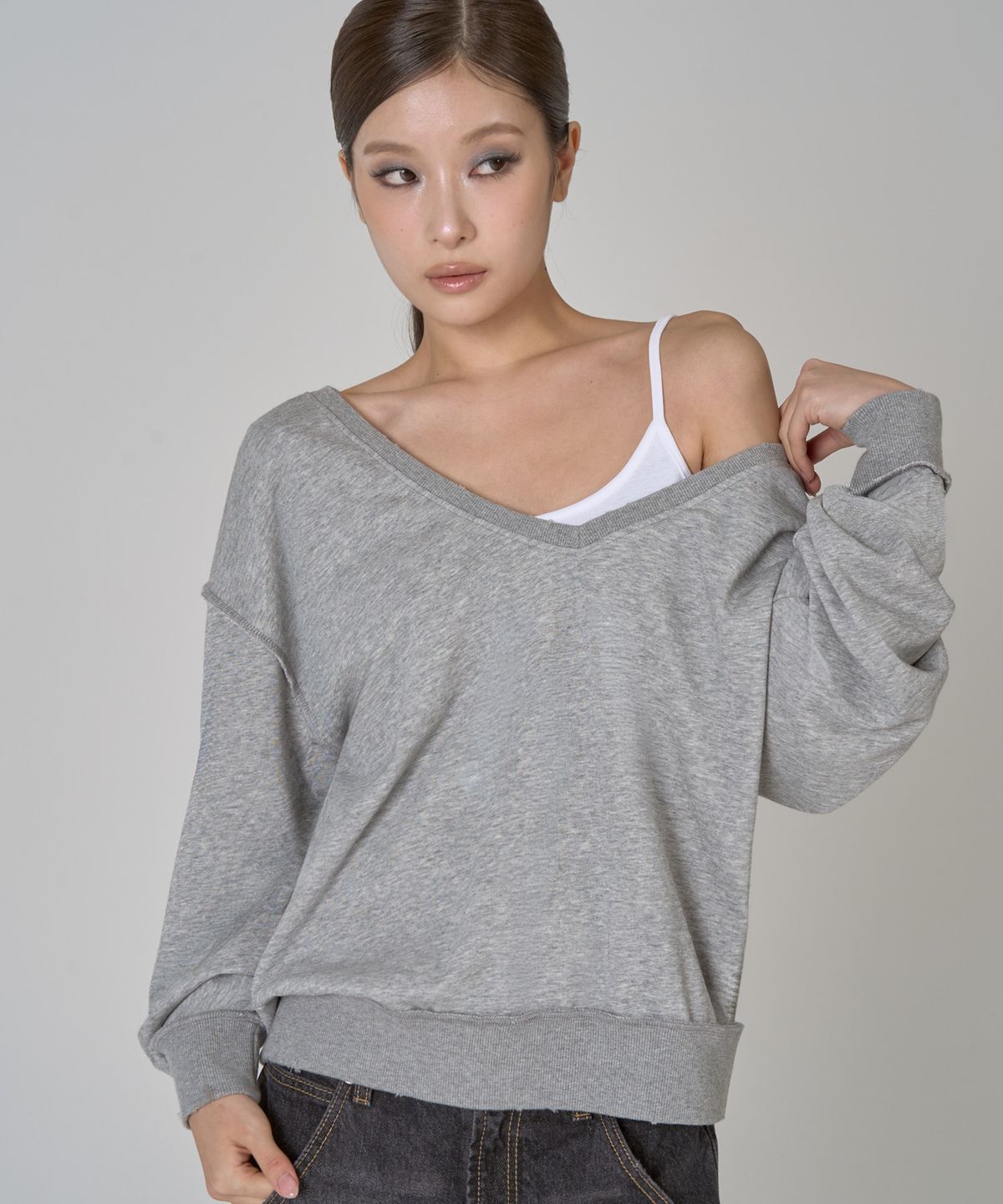 지제뮤지엄(ZIZEMUSEUM) DEEP V-NECK OVERSIZED SWEATSHIRT (MELANGE  GRAY)