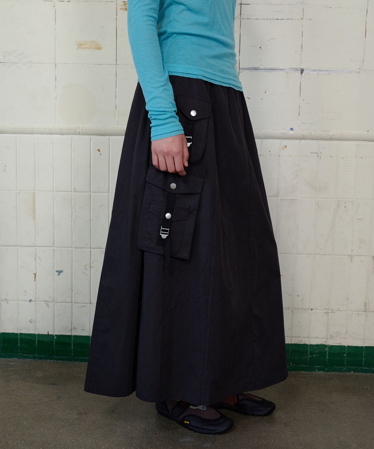 무드베러(MOODBETTER) FLARED WORK SKIRT DEEP CHARCOAL