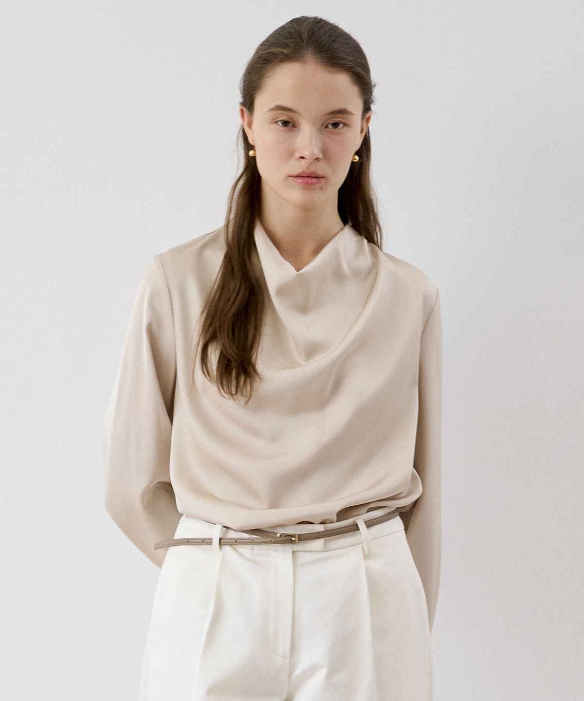 이보크에라(EVOKEERA) Nue Cowl Neck Tie Blouse(Beige)
