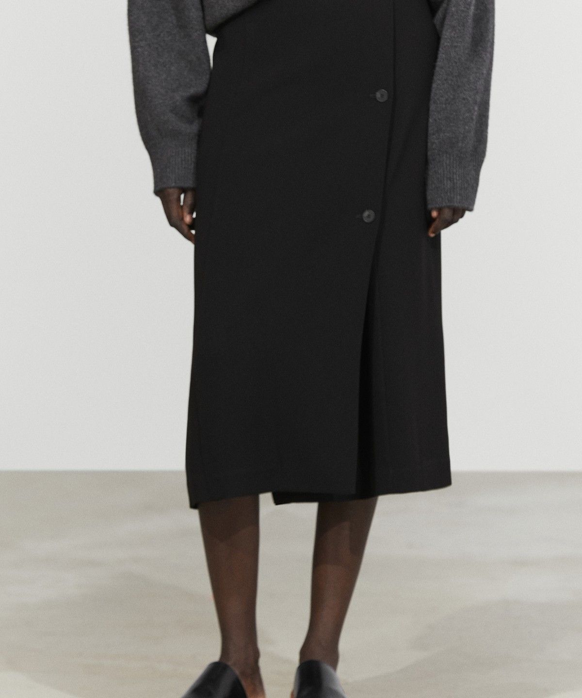 마시모두띠(MASSIMO DUTTI) 버튼 디테일 미디 스커트
