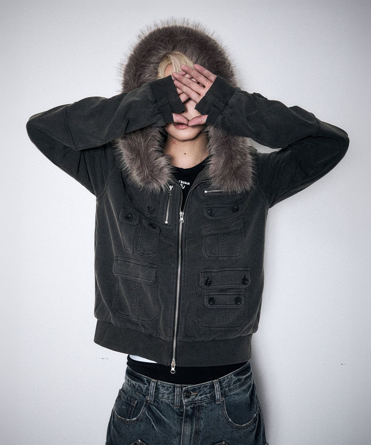 스키즘 인듀싱(SCHISM INDUCING) MULTI POCKET FUR HOODIE BLACK