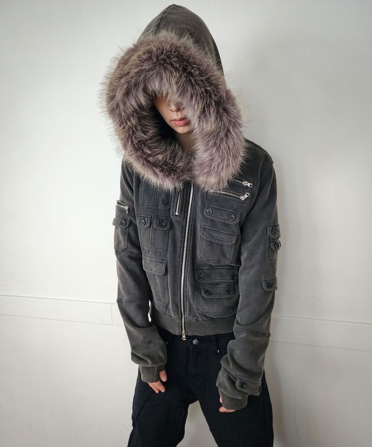 스키즘 인듀싱(SCHISM INDUCING) MULTI POCKET FUR HOODIE BLACK