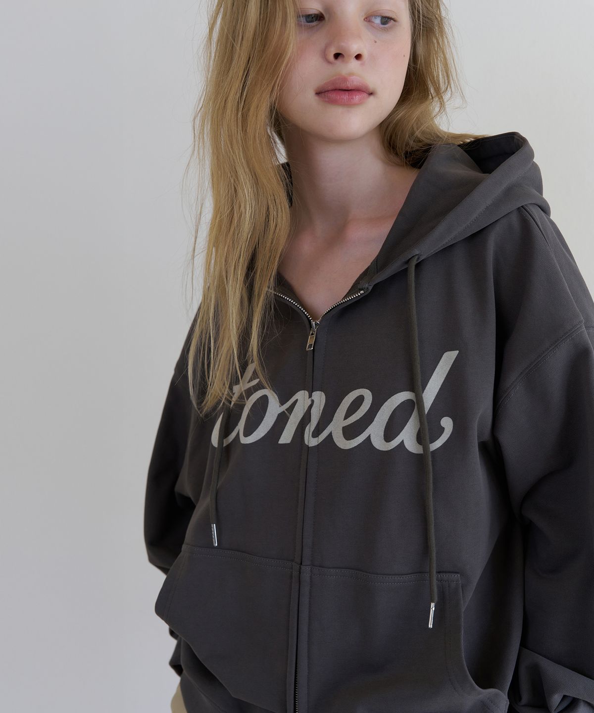톤드(TONED) Fuzzy logo hooded zip up (chacoal)