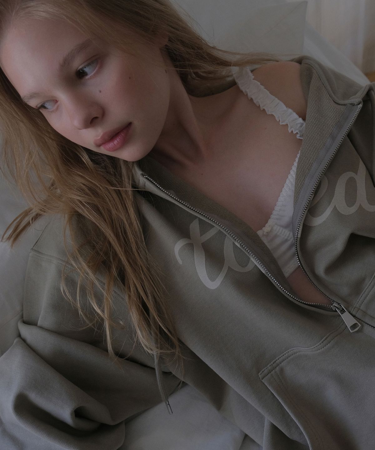 톤드(TONED) Fuzzy logo hooded zip up (sage green)