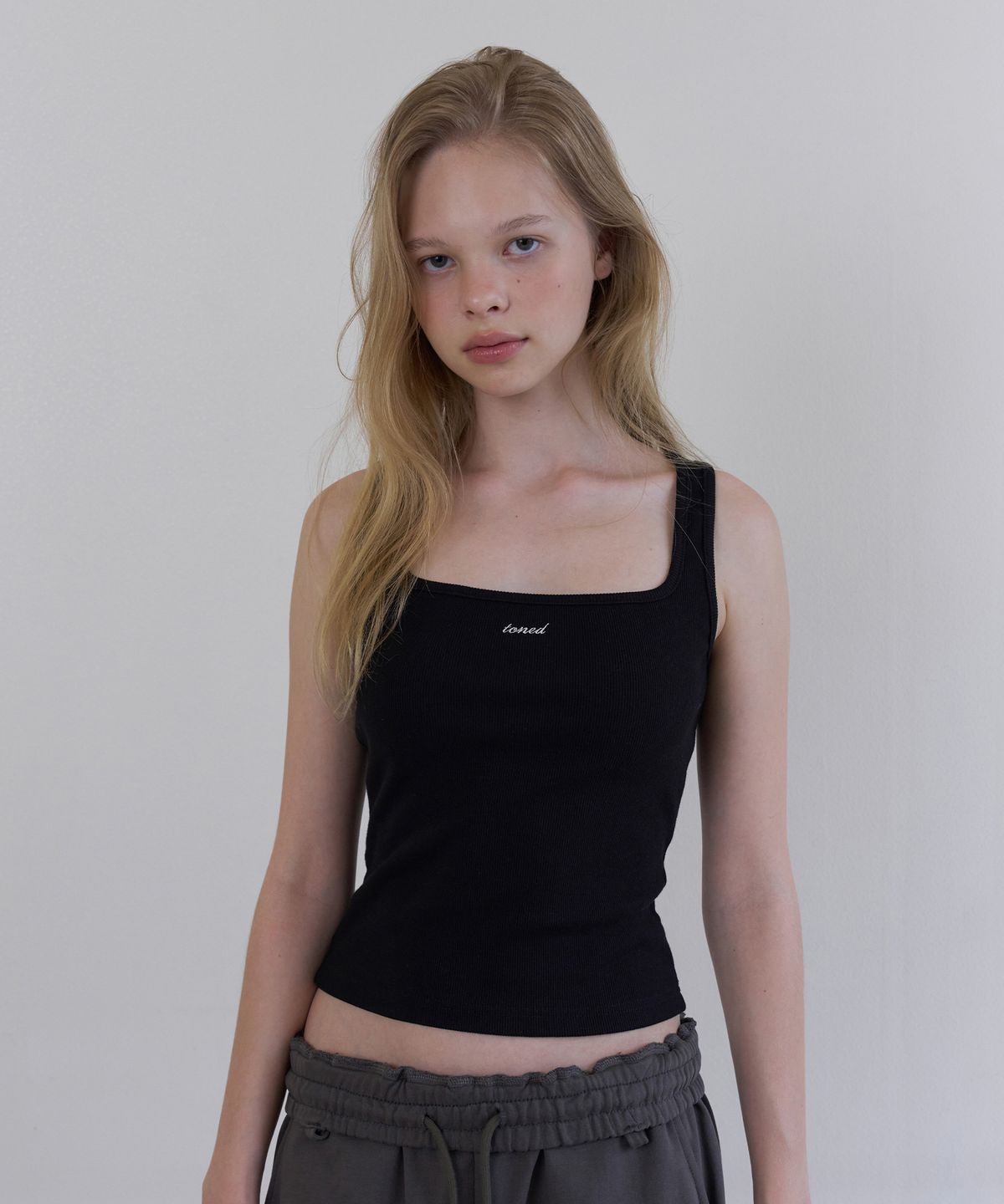 톤드(TONED) Square neck sleeveless top (black)