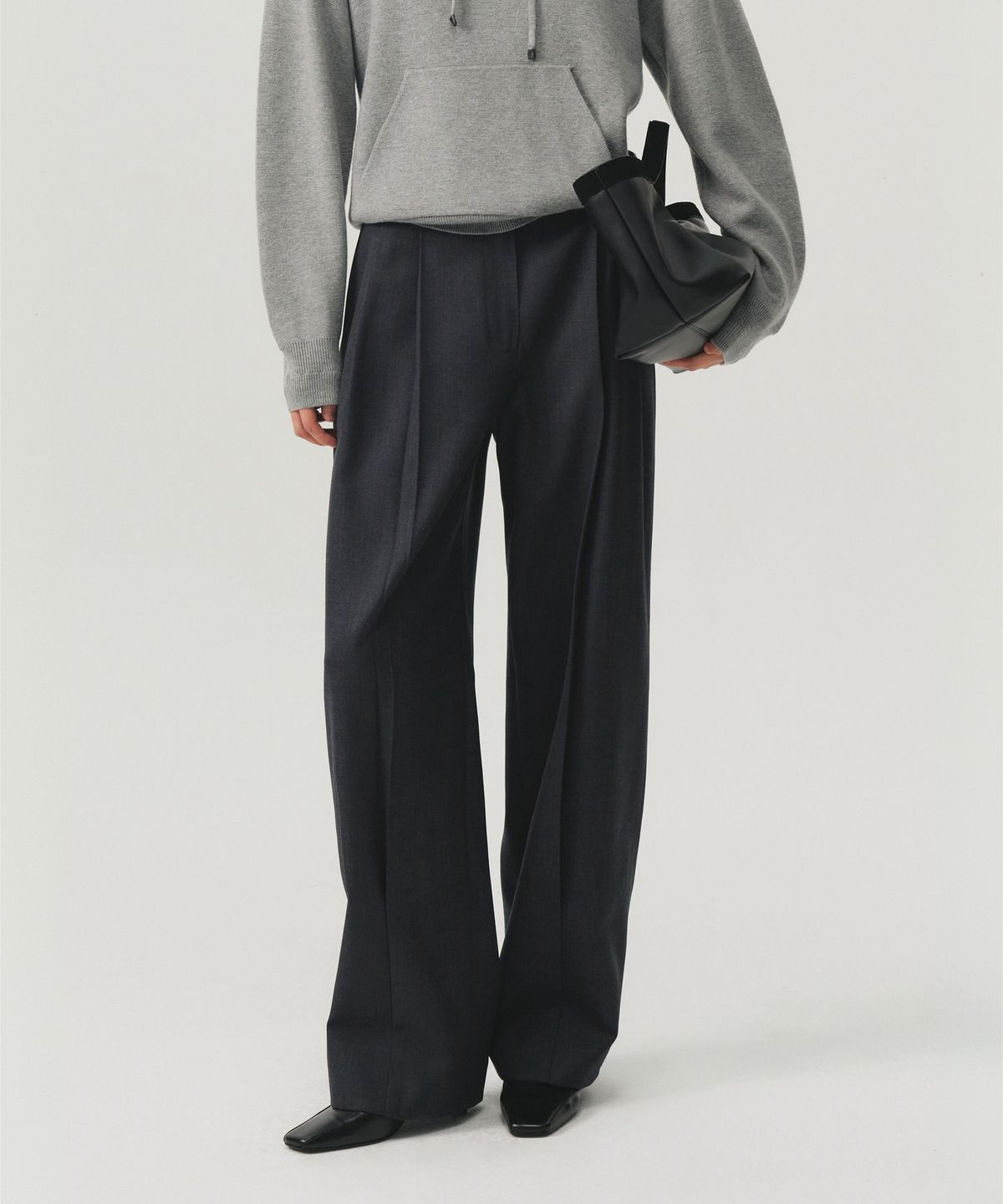 룩캐스트(LOOKAST) 울 개버딘 플리츠 테일러드 팬츠_차콜 / WOOL GABARDINE PLEATED TAILORED PANTS_CHARCOAL