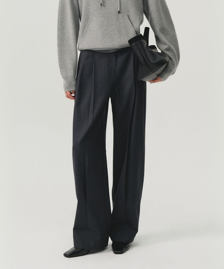 울 개버딘 플리츠 테일러드 팬츠_차콜 / WOOL GABARDINE PLEATED TAILORED PANTS_CHARCOAL