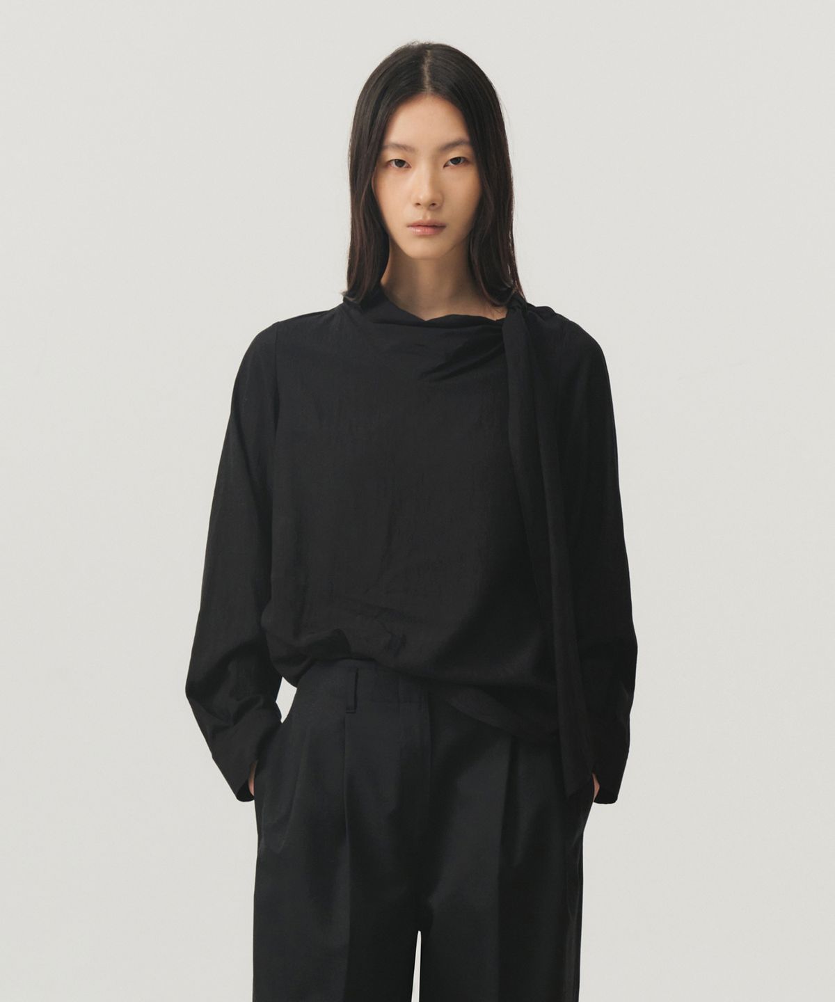 룩캐스트(LOOKAST) 스카프 카울 넥 블라우스_블랙 / SCARF COWL NECK BLOUSE_BLACK