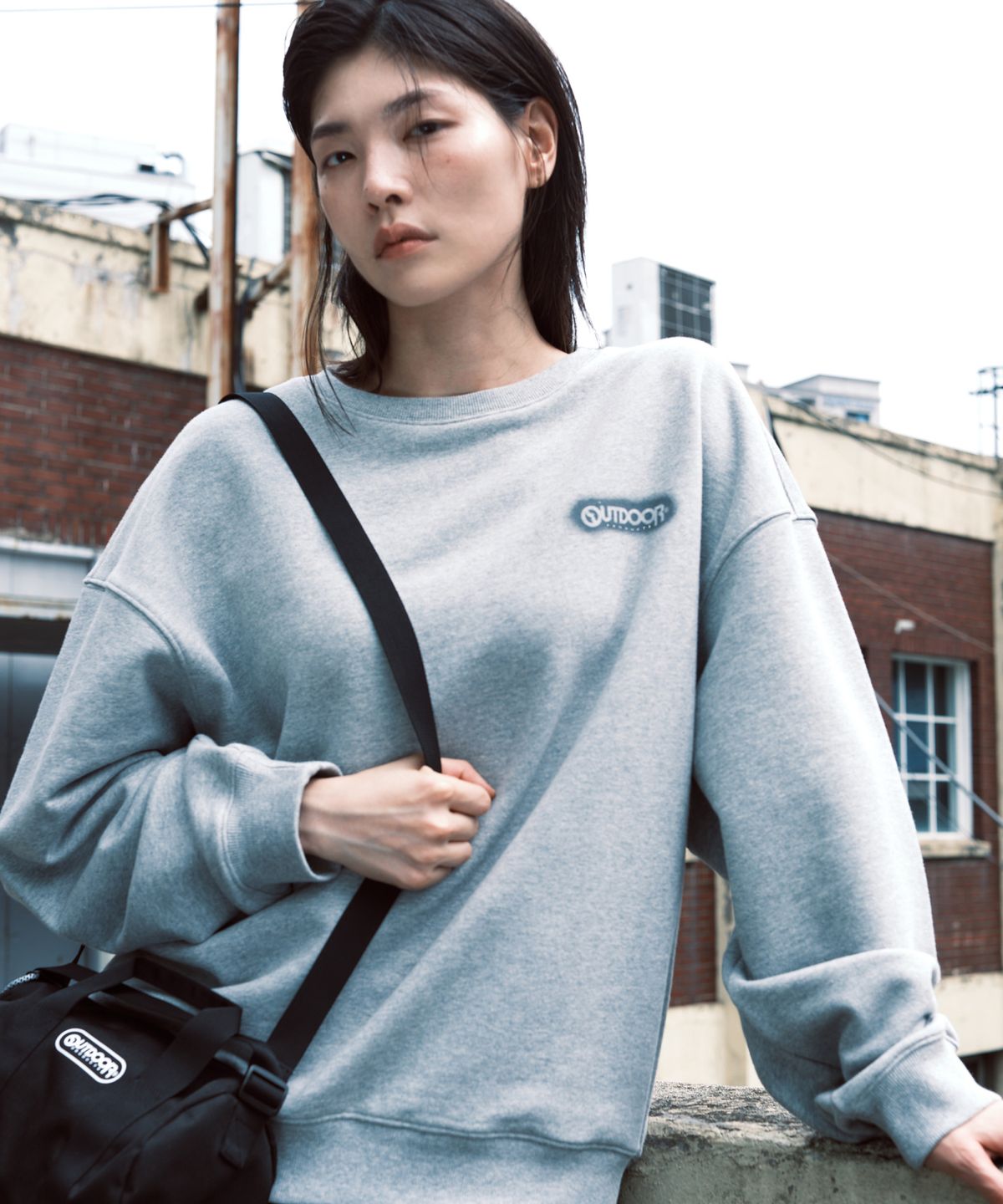 아웃도어 프로덕츠(OUTDOOR PRODUCTS) 스프레이드 로고 맨투맨 (멜란지)